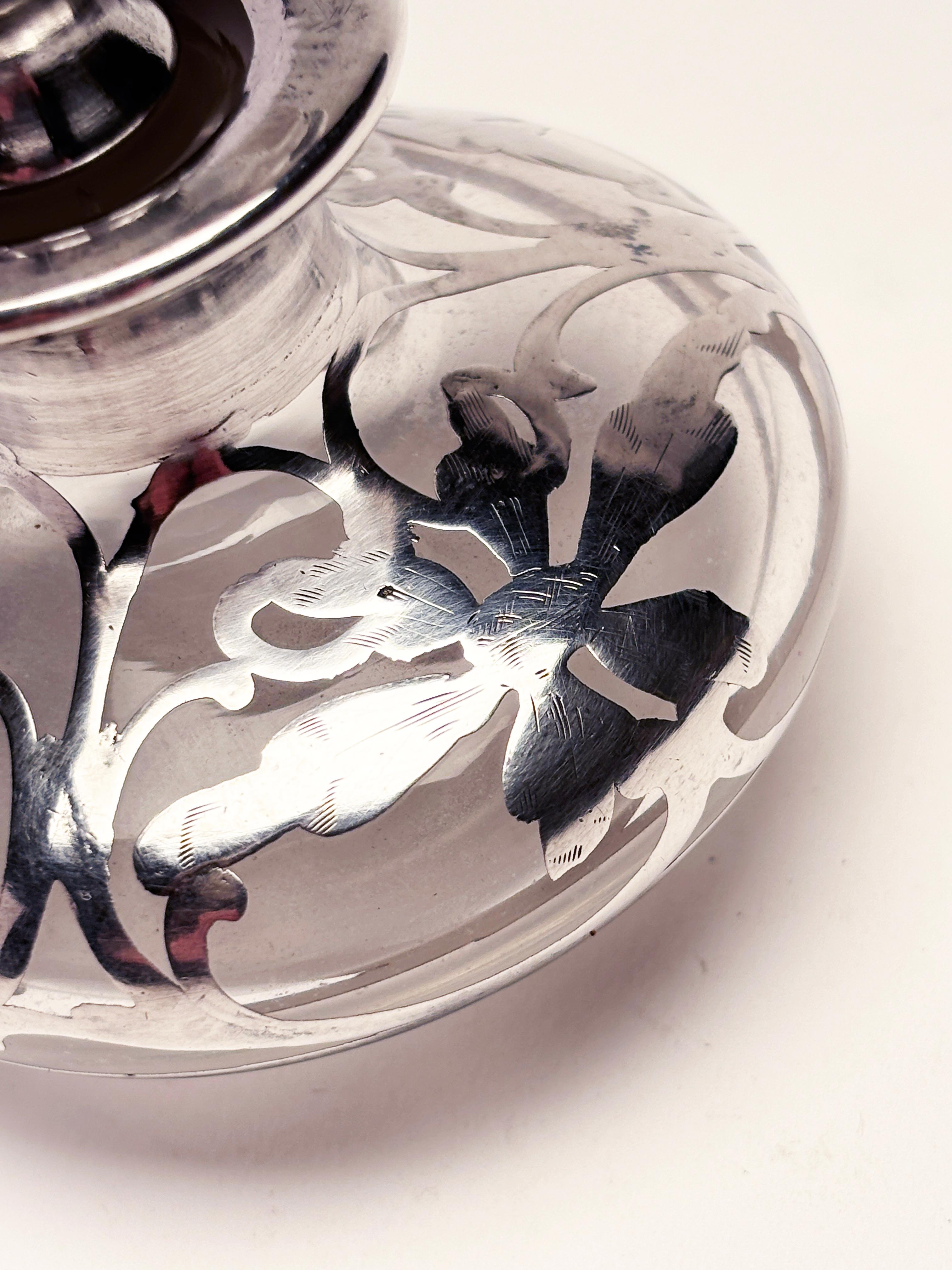Bottiglia di profumo in stile Art Nouveau con fiori ornati e sovrimpressione in sterile con monogrammi in vendita 2