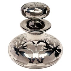 Bouteille de parfum Art Nouveau avec incrustation de fleurs ornées et de monogrammes en sterling
