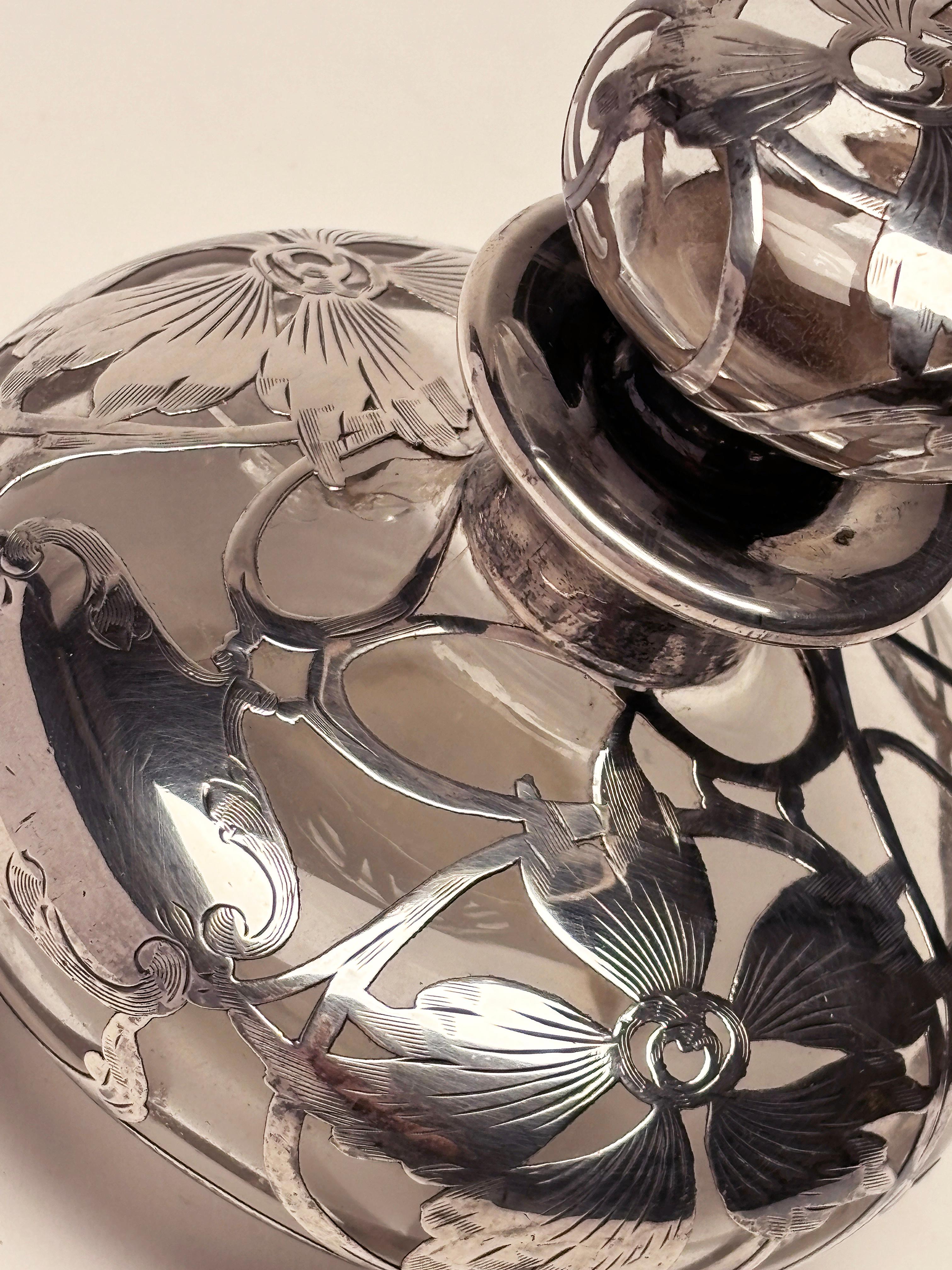 Bottiglia di profumo in stile Art Nouveau con sovrastampa in argento ornato del 1890 ca. in vendita 3