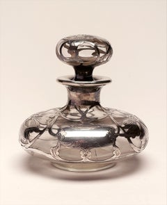 Bottiglia di profumo in stile Art Nouveau con sovrastampa in argento ornato del 1890 ca.