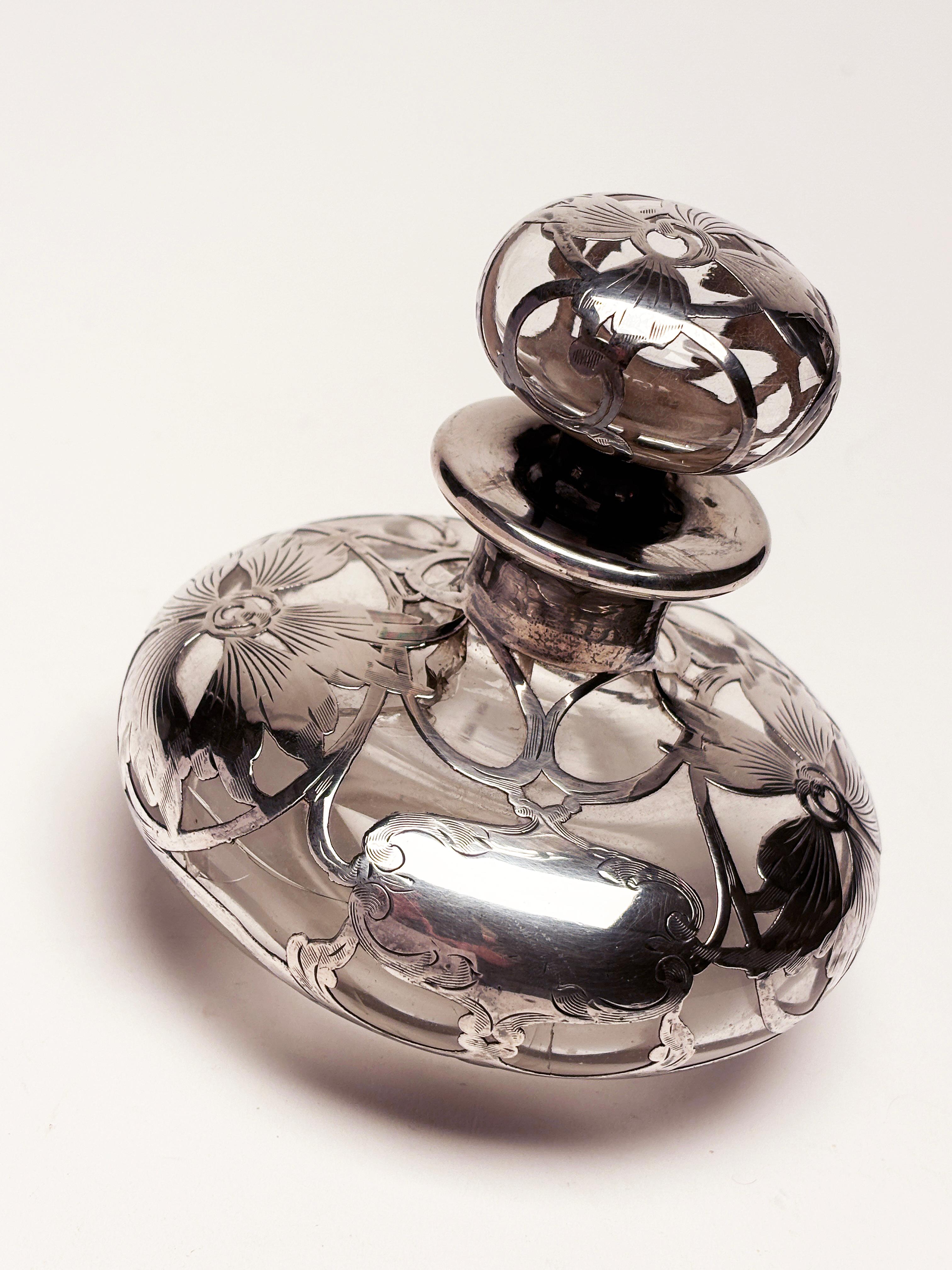 Americano Bottiglia di profumo in stile Art Nouveau con sovrastampa in argento ornato del 1890 ca. in vendita
