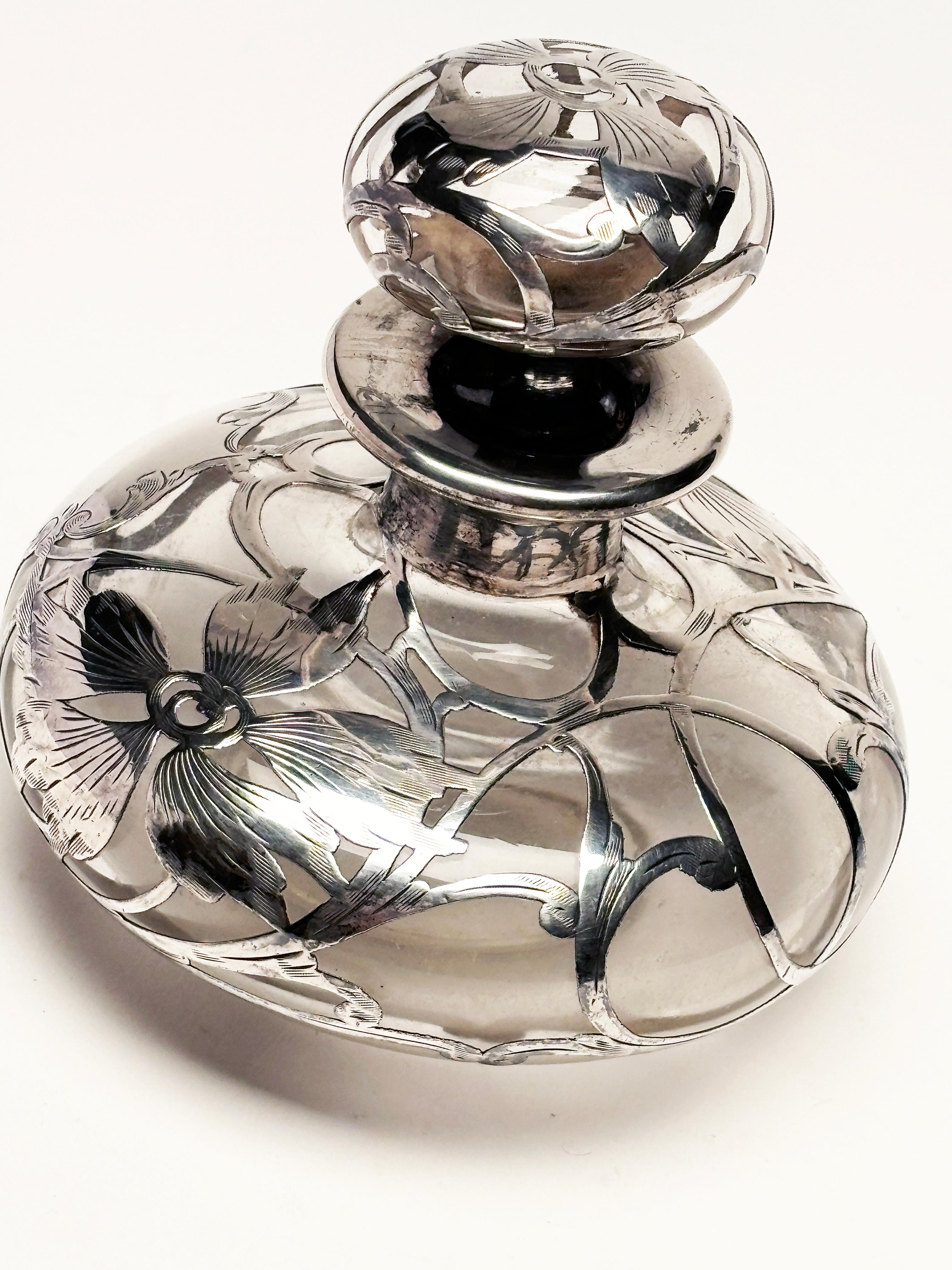 Fatto a mano Bottiglia di profumo in stile Art Nouveau con sovrastampa in argento ornato del 1890 ca. in vendita