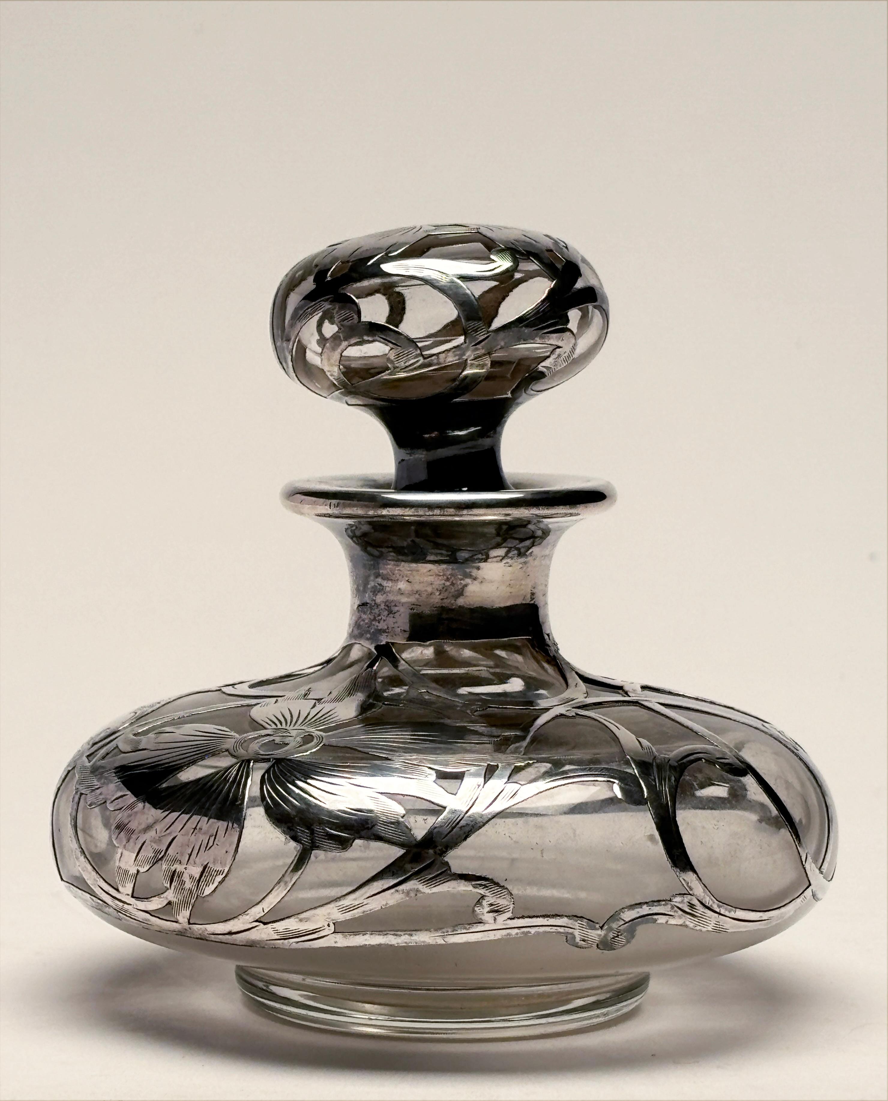 Bottiglia di profumo in stile Art Nouveau con sovrastampa in argento ornato del 1890 ca. In condizioni buone in vendita a Louisville, KY