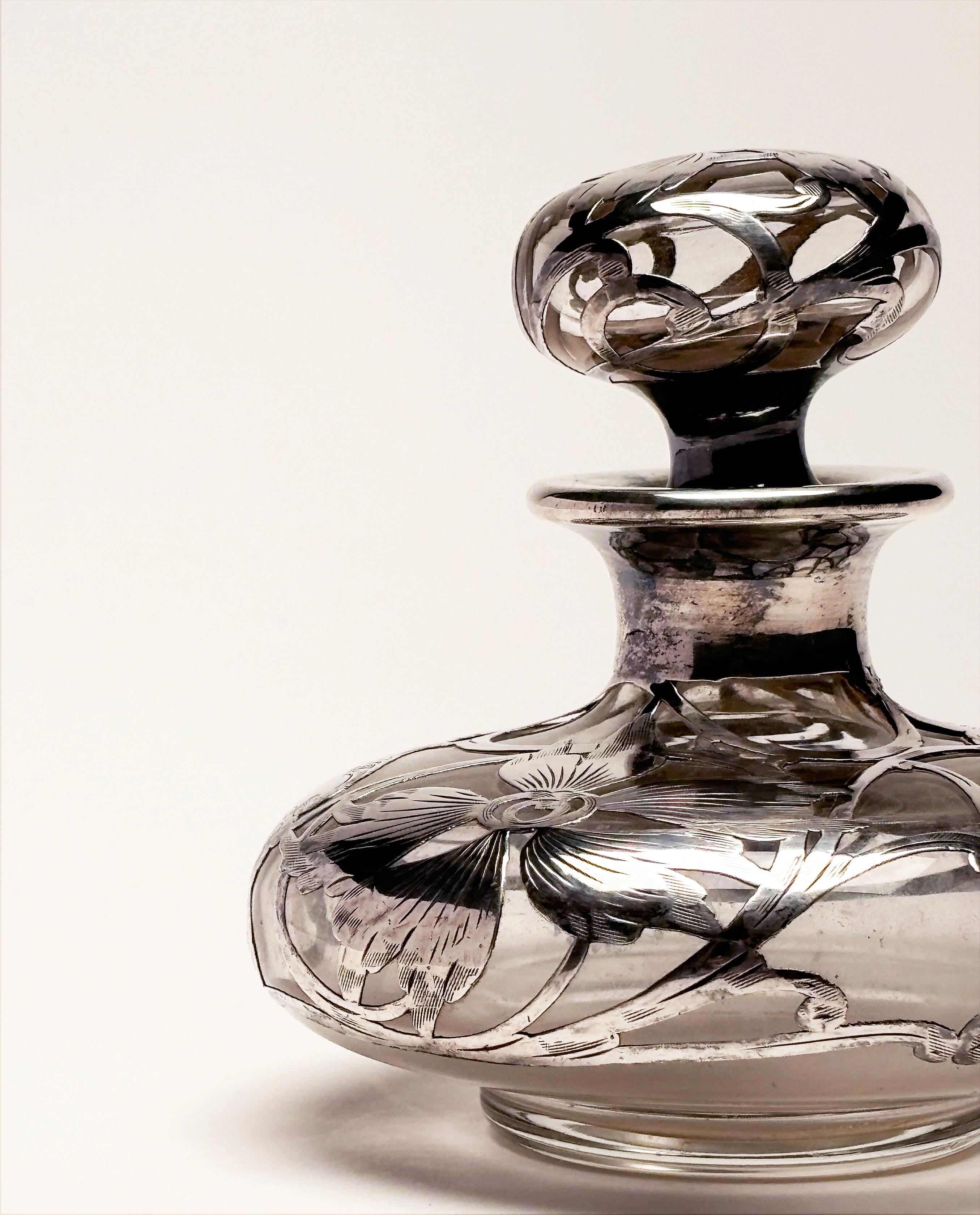 XIX secolo Bottiglia di profumo in stile Art Nouveau con sovrastampa in argento ornato del 1890 ca. in vendita