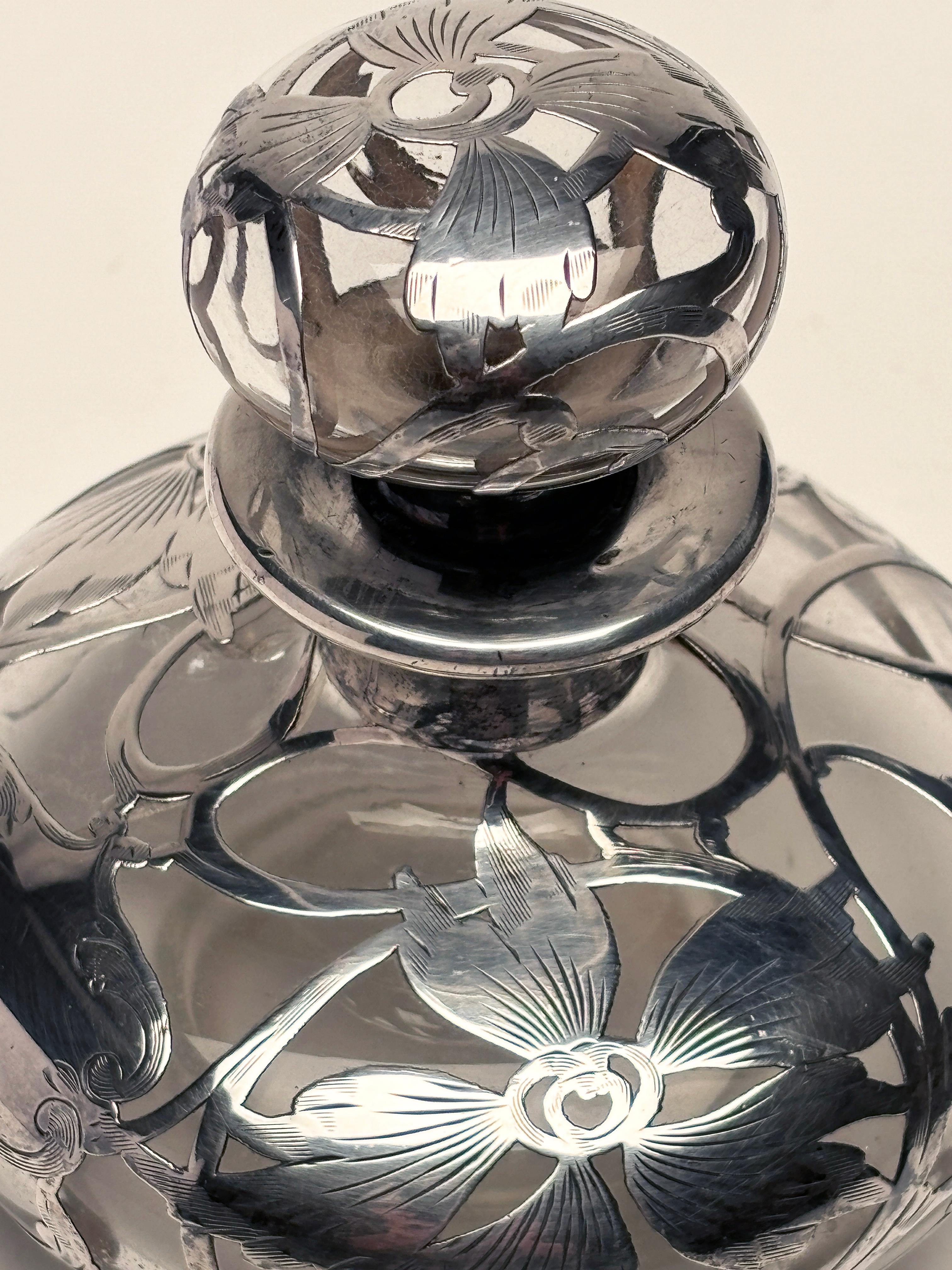 Bottiglia di profumo in stile Art Nouveau con sovrastampa in argento ornato del 1890 ca. in vendita 1