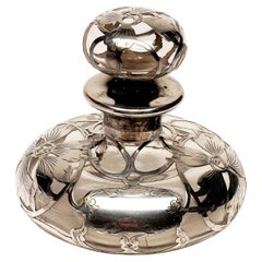 Bottiglia di profumo in stile Art Nouveau con sovrastampa in argento ornato del 1890 ca.