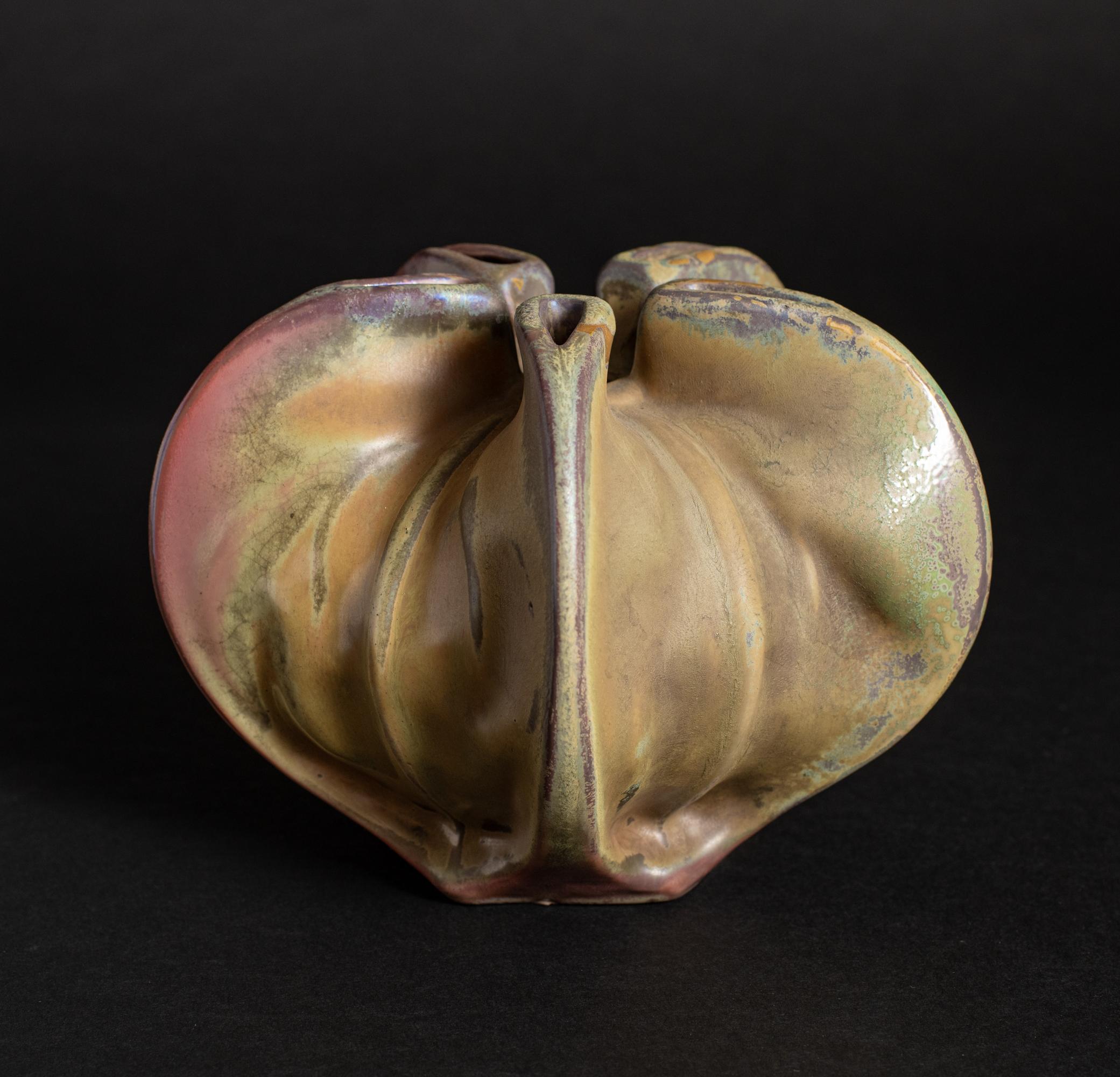 Ernest Bussière, sculpteur et céramiste français de l'Art nouveau, a fait ses débuts au Salon de Paris de 1883 à l'âge de vingt ans. Formé à l'École des Beaux-Arts de Nancy puis de Paris tout en travaillant pour Louis Majorelle afin de subvenir à