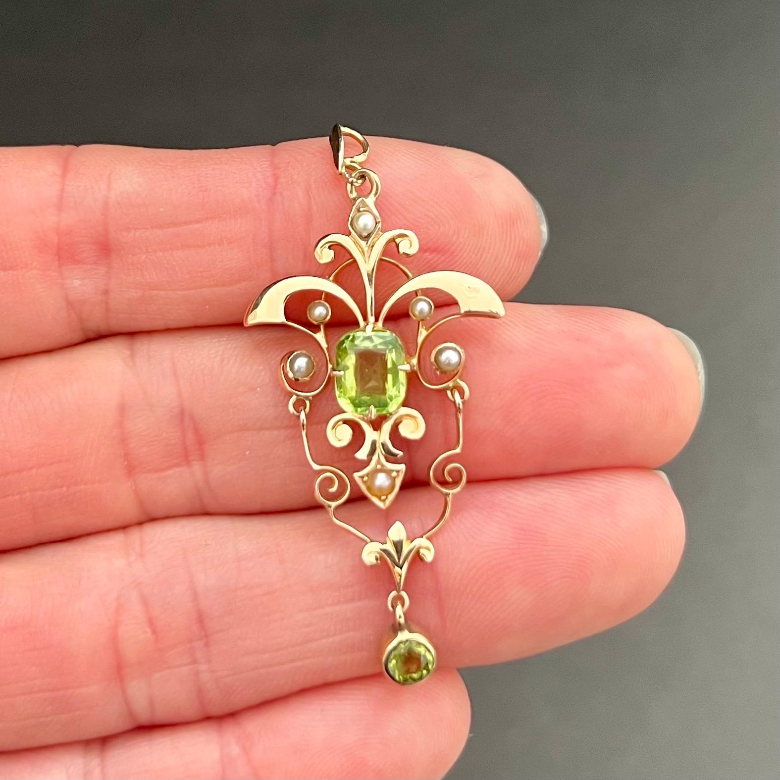 Antique Art Nouveau Peridot and Pearl Rose Gold Pendant In Good Condition For Sale In Rotterdam, NL