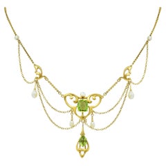 Antike Jugendstil-Halskette aus 14 Karat Gelbgold mit Peridot und Perle und Feston