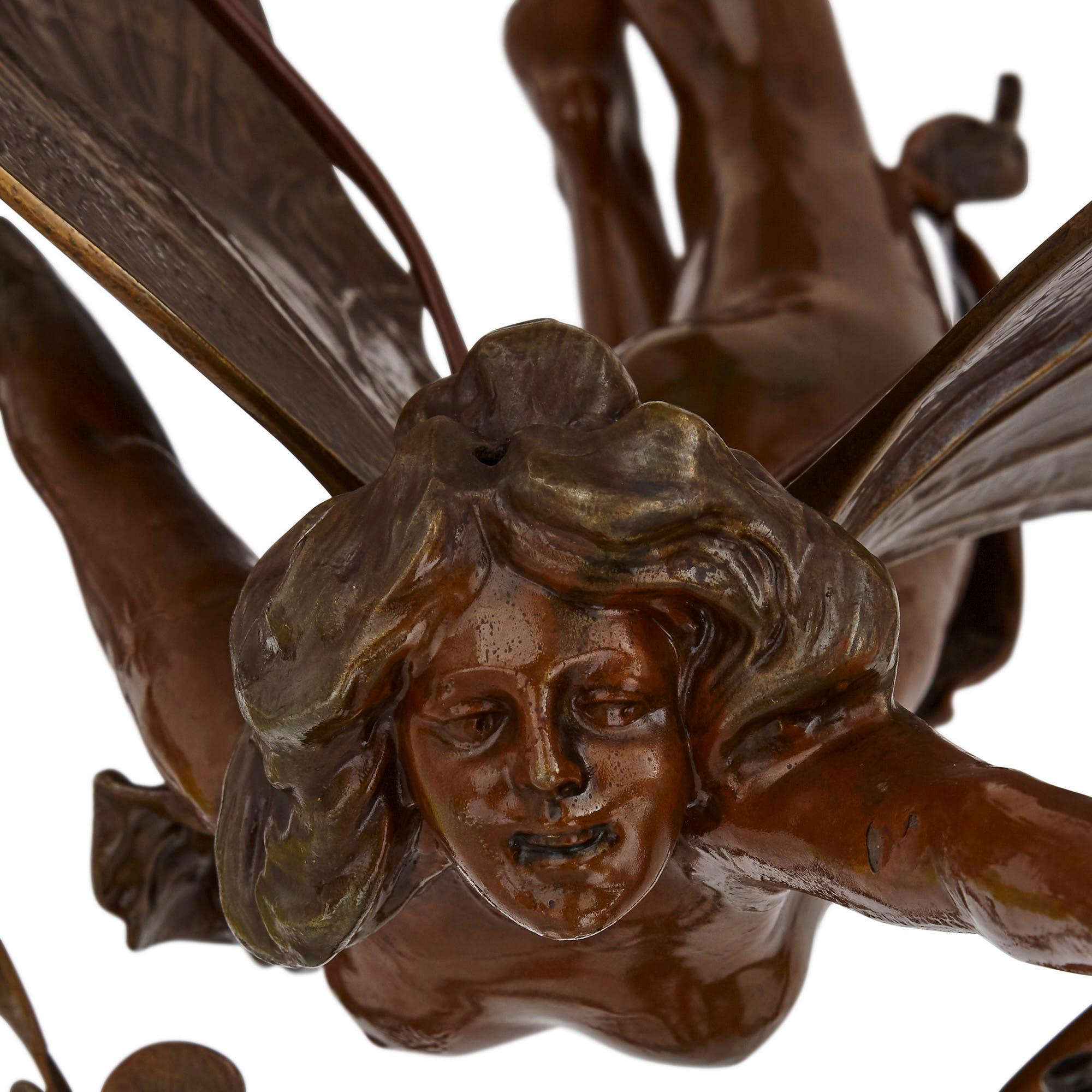 Français Lustre d'époque Art nouveau en bronze et en verre coloré en vente