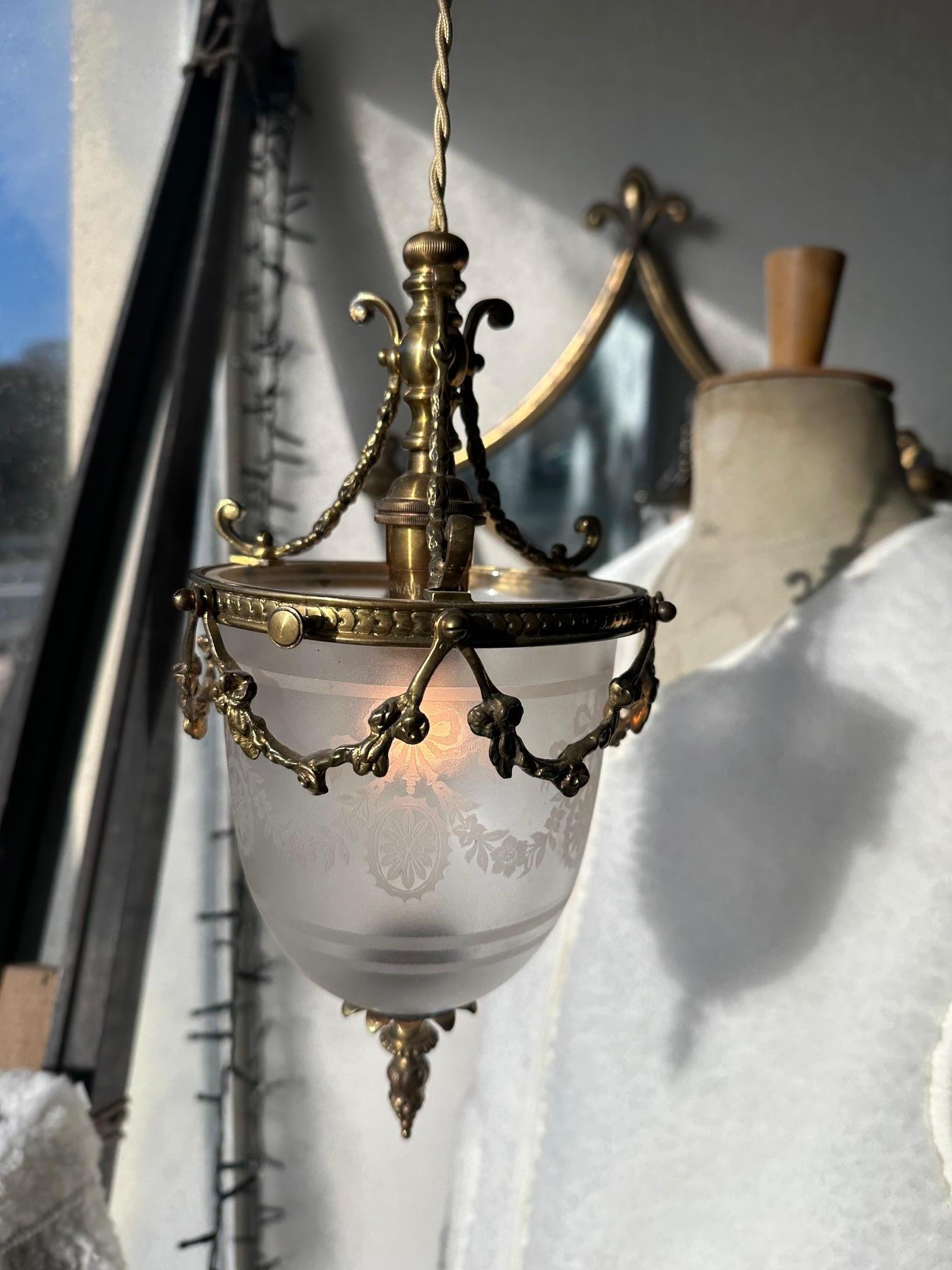 Magnificent crystal and bronze lantern dating from the art nouveau period, from the beginning of the 20th century, made in England (British made engraved in the crystal)
Bronze ribbons adorn the delicately engraved crystal globe.
Fabric thread that