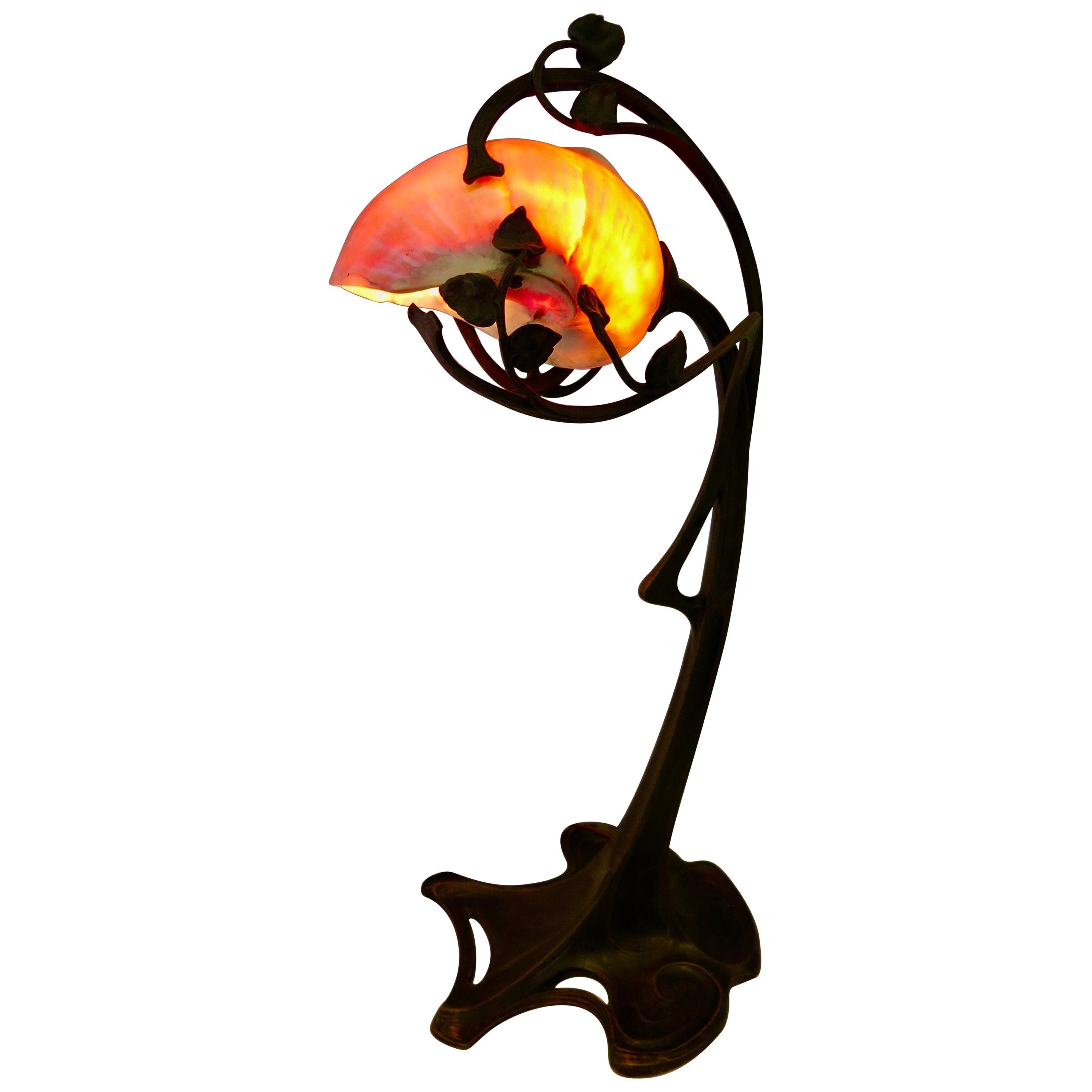 Lampe d'époque Art nouveau en bronze et coquillage