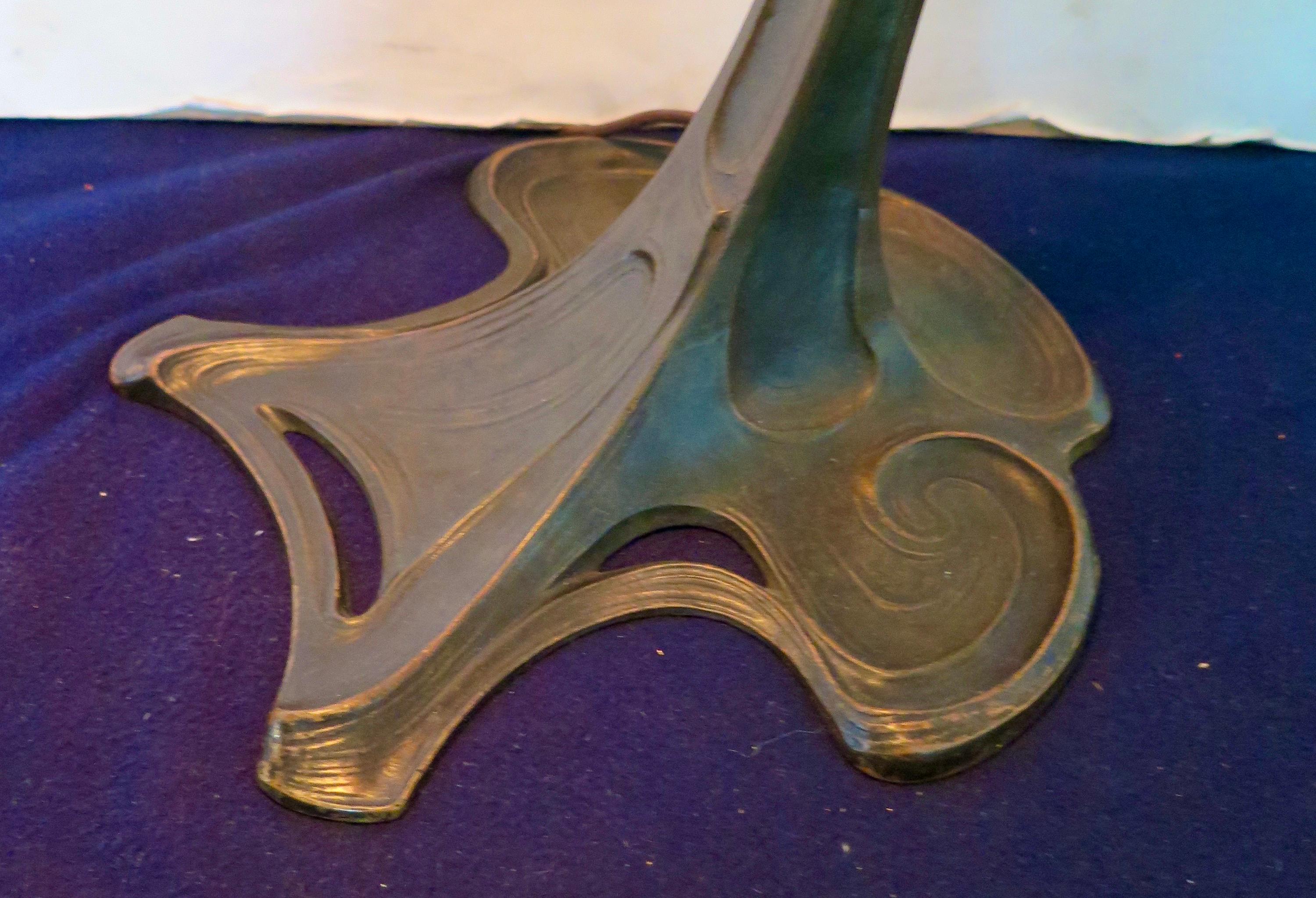 Art Nouveau Period Bronze and Shell Lamp For Sale 5
