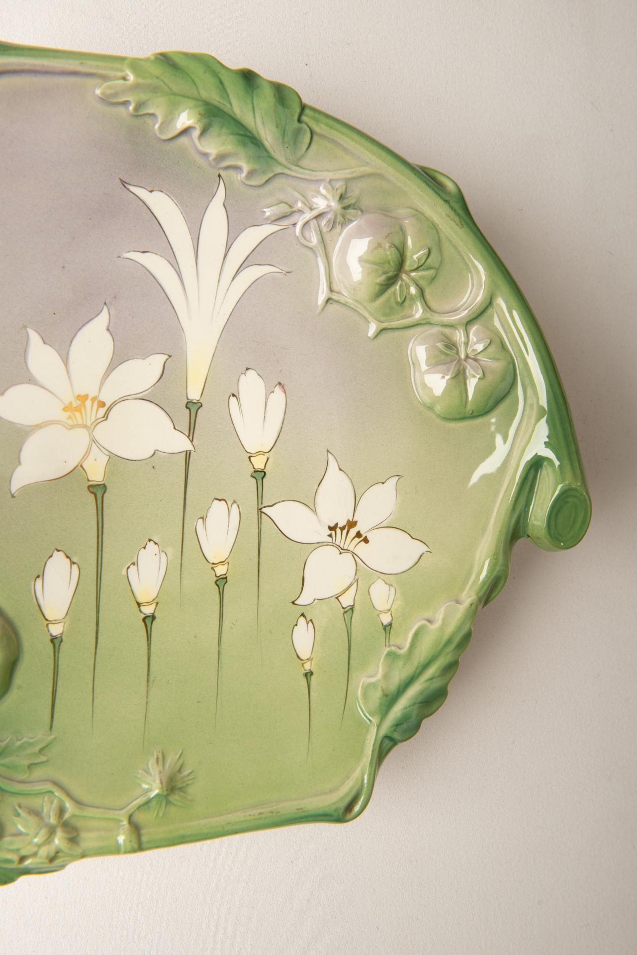 Art Nouveau Period Ceramic Plate with Leaves in Relief In Excellent Condition For Sale In Alessandria, Piemonte