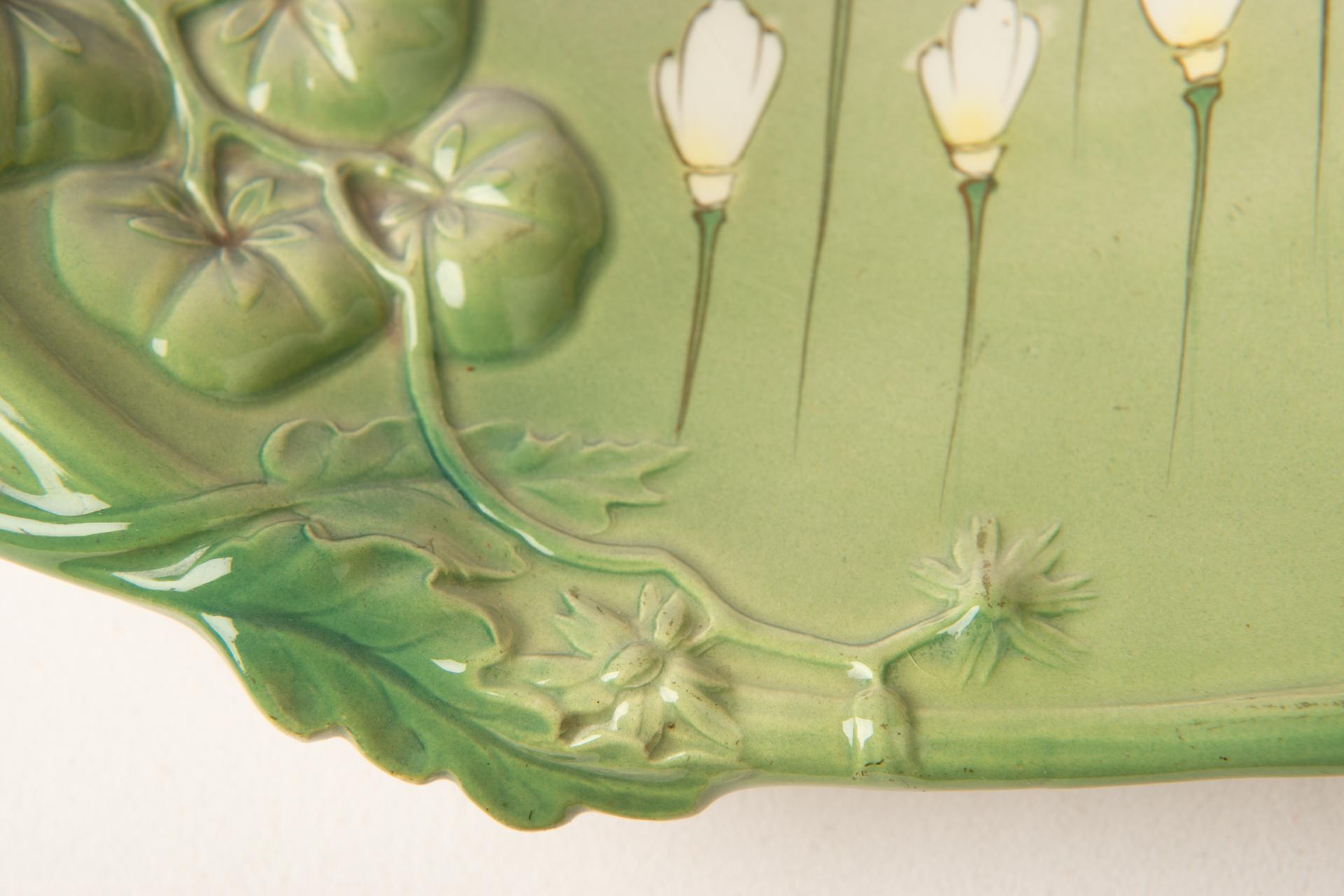 Céramique Assiette en céramique d'époque Art nouveau avec feuilles en relief en vente