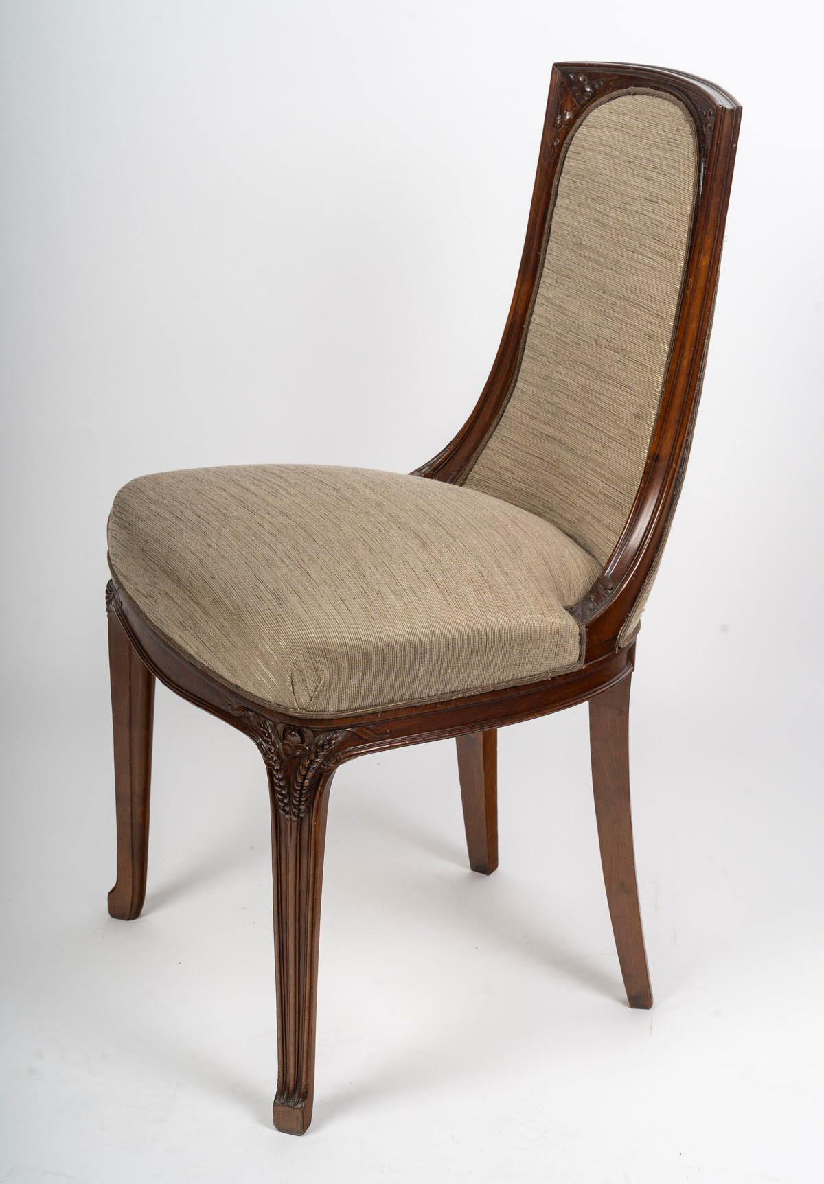 Jugendstil-Schreibtischstuhl aus geschnitztem Holz, um 1900.

Jugendstil-Schreibtischstuhl aus geschnitztem Holz, um 1900.
H: 89cm, B: 47cm, T: 40cm