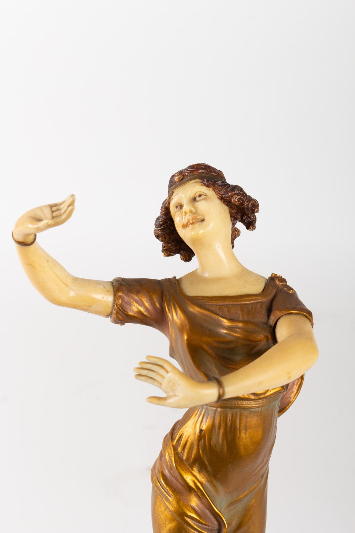 Crise éléphantine d'époque Art Nouveau en bronze doré et marbre:: 1900:: représentant une danseuse romaine. 
Mesures : H 40 cm:: L 17 cm:: P 13 cm.
