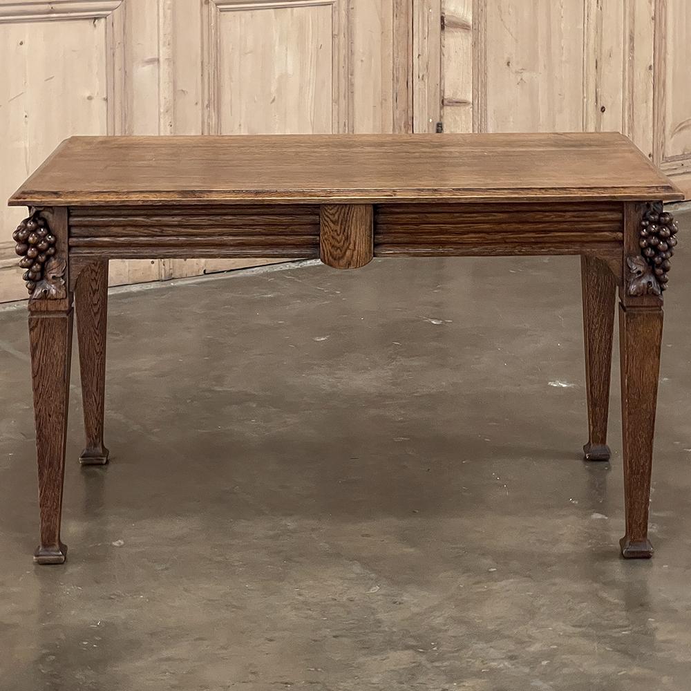 La table basse française en châtaignier de la période Art Nouveau est un exemple magnifiquement préservé de l'une des contributions les plus significatives de la Belgique et de la France au monde du style pendant une période de prospérité à la fin