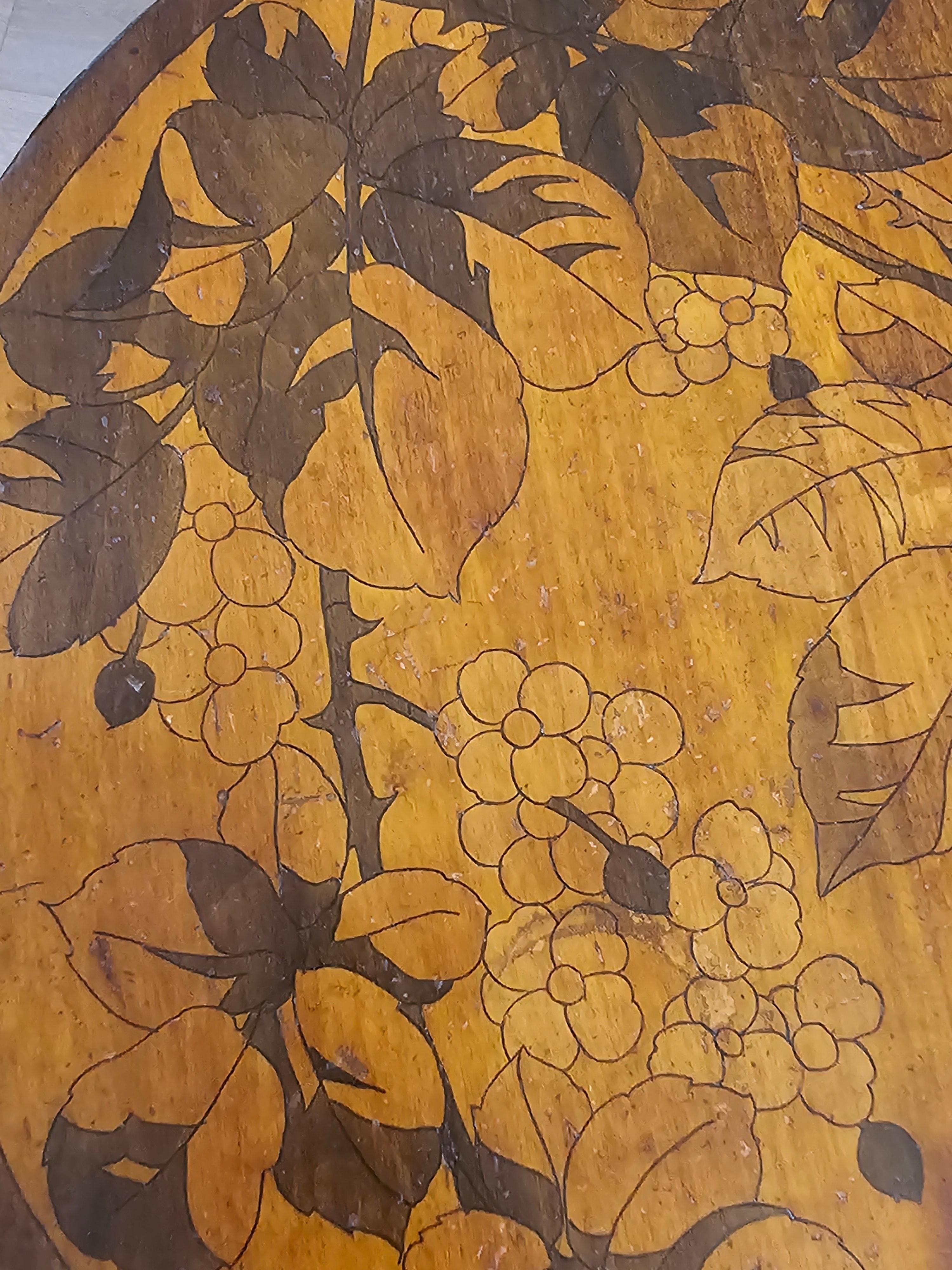 Table d'appoint ronde en marqueterie gallé d'époque Art Nouveau en vente 4