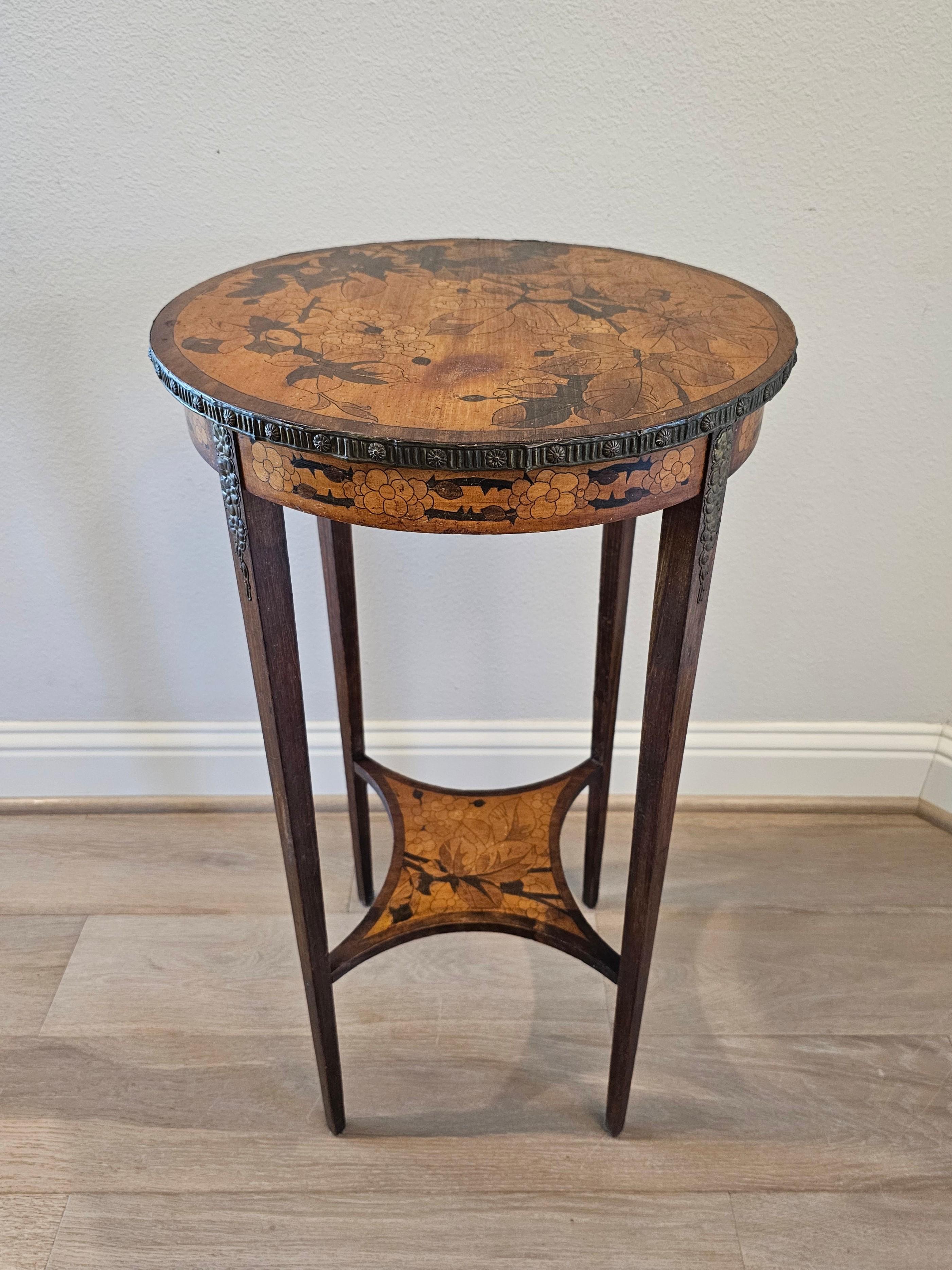 Charmante table d'appoint ancienne Fin de Siècle en marqueterie Art Nouveau française. circa 1900

Fabriqué en France au tournant de la fin du XIXe siècle / début du XXe siècle, à la manière du légendaire artiste, designer et innovateur de l'Art