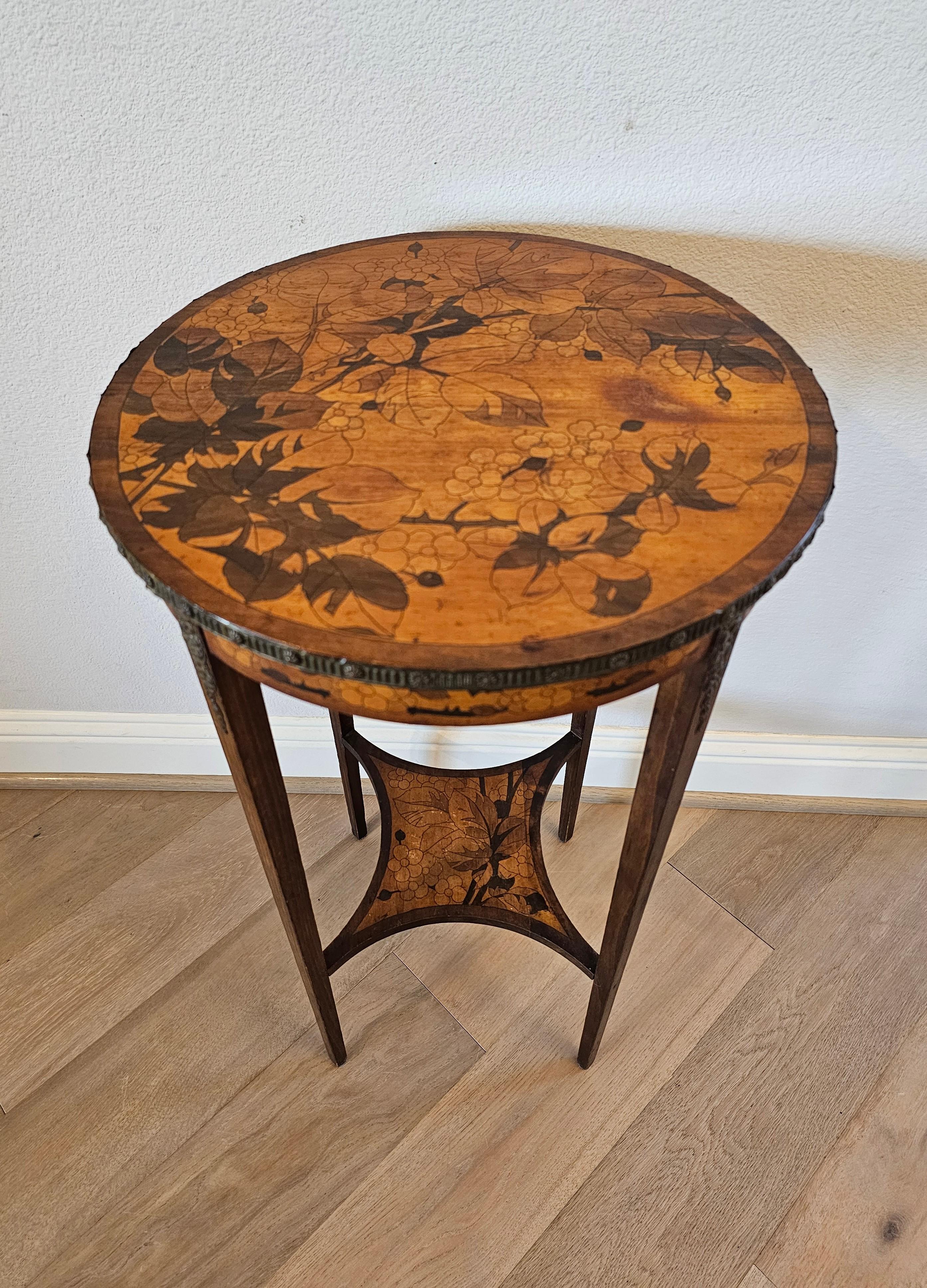 Art nouveau Table d'appoint ronde en marqueterie gallé d'époque Art Nouveau en vente