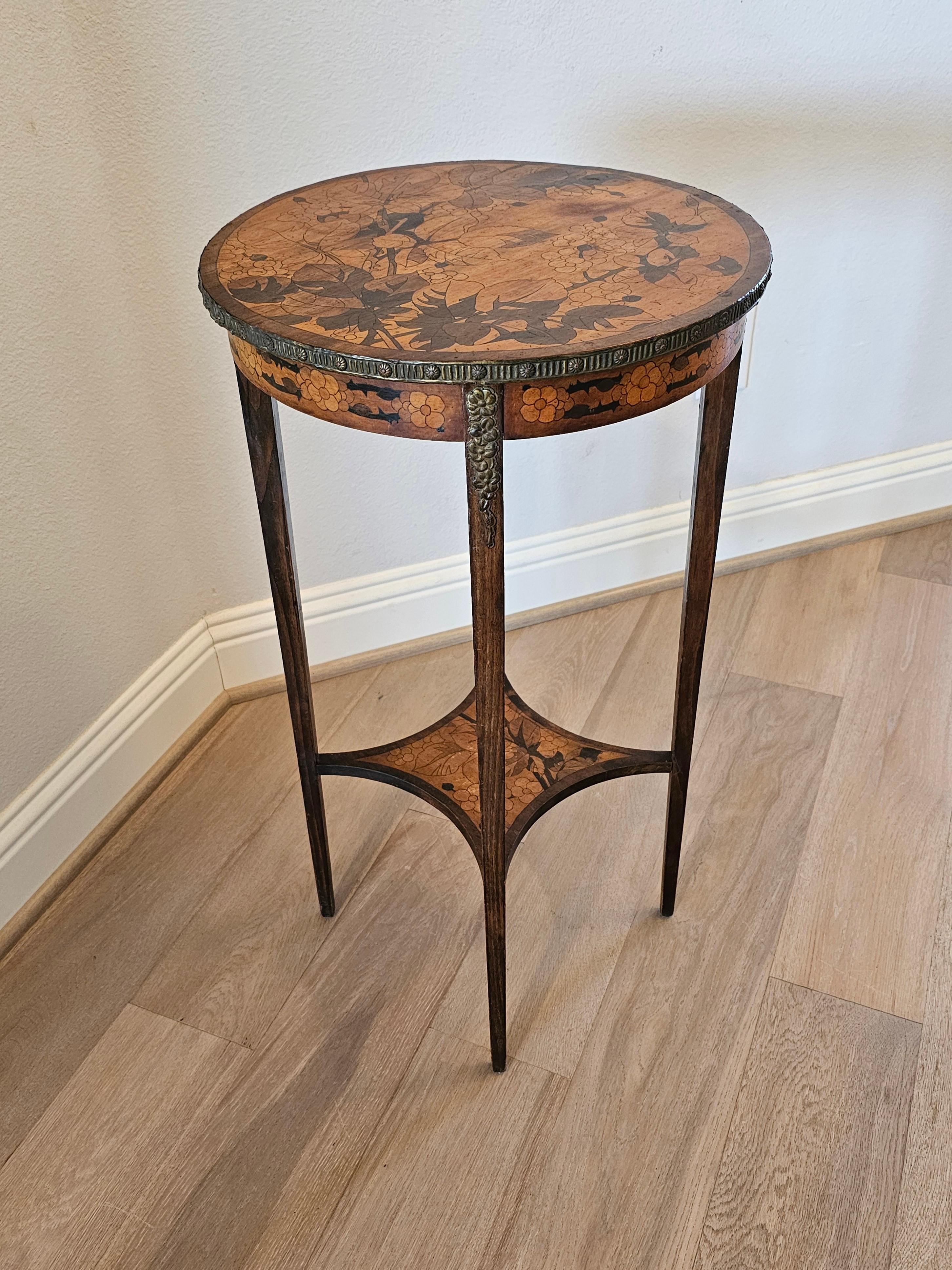 Français Table d'appoint ronde en marqueterie gallé d'époque Art Nouveau en vente