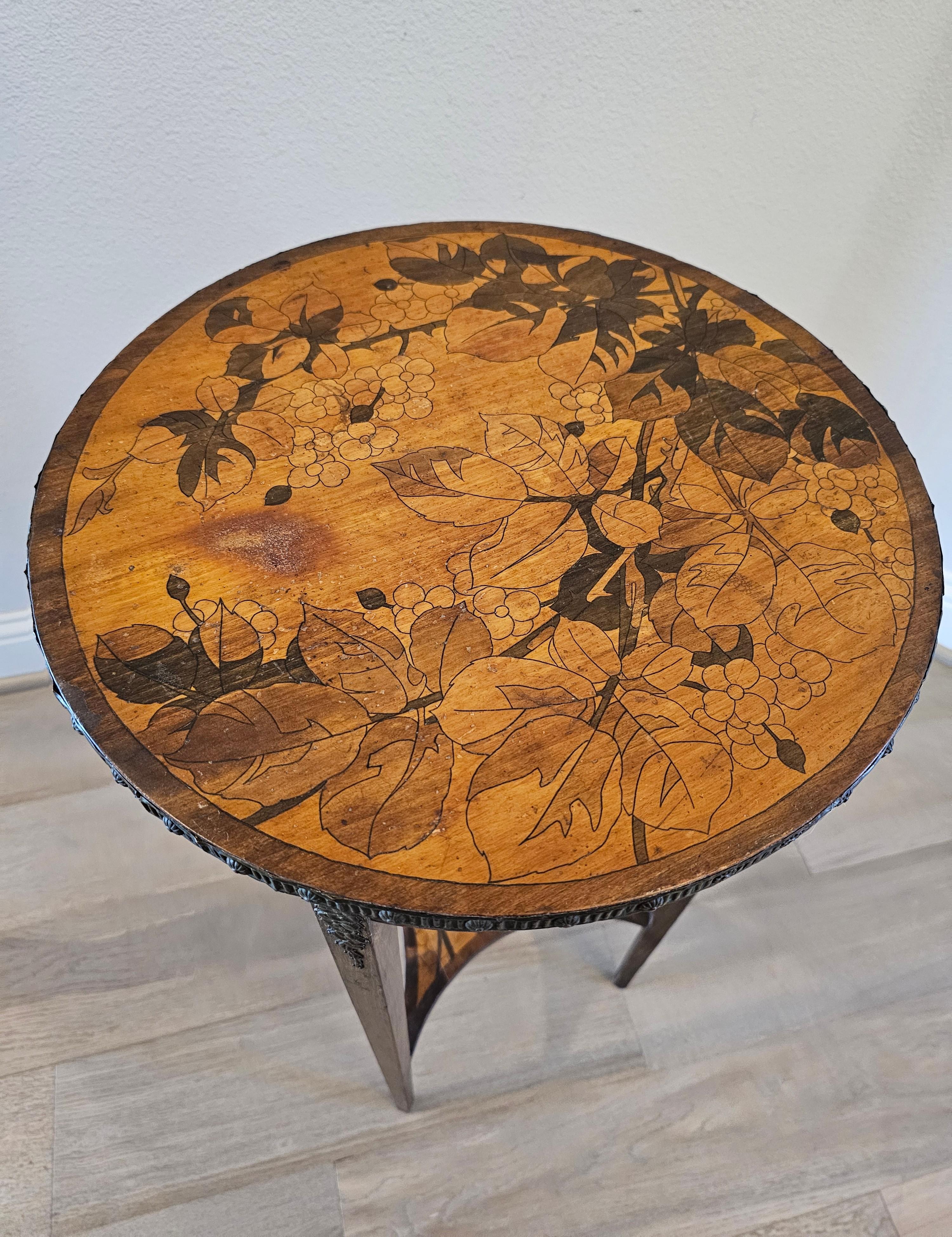 Table d'appoint ronde en marqueterie gallé d'époque Art Nouveau Bon état - En vente à Forney, TX