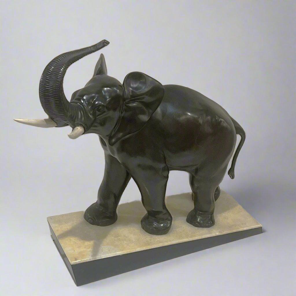 Una superba scultura di elefante africano del periodo Art Nouveau di Irénée Rochard, proveniente dalla Francia intorno al 1920. Bronzo patinato su base di onice e marmo. Firmato sulla base: Rochard.