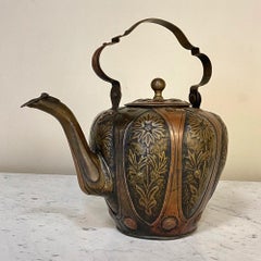 Italienische Teekanne aus geprägtem Kupfer und Messing aus der Zeit des Jugendstils