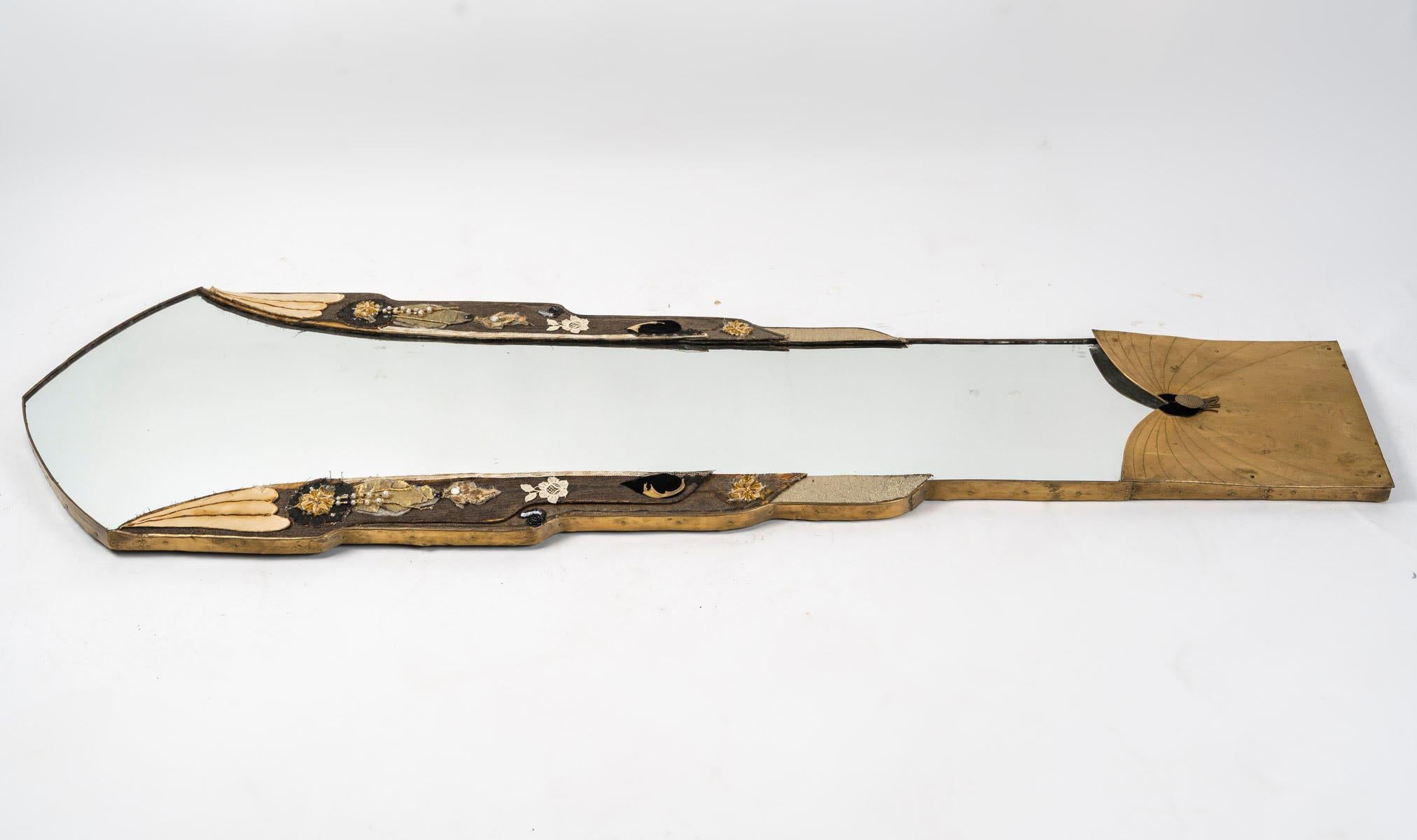 Miroir d'époque Arte Antiques en bois recouvert de passementerie et de broderie à l'ancienne, 1920-1925.

Miroir mural d'époque Arte Antiques, vers 1920-1925, en laiton recouvert de passementeries et de broderies anciennes.
H : 150cm, L : 43.5cm, P