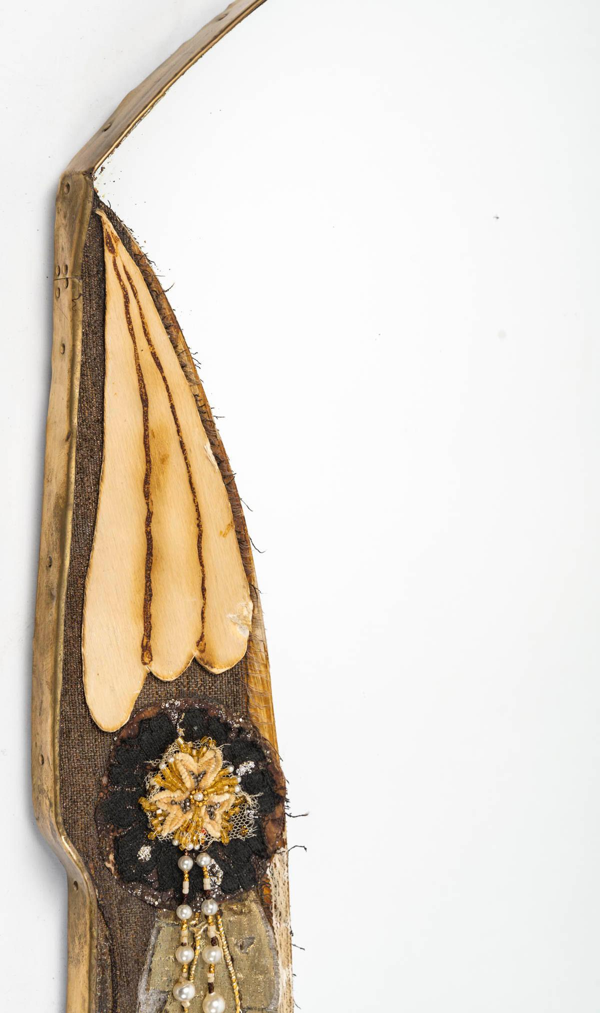 Laiton Miroir d'époque Art nouveau en bois recouvert de garnitures et de broderies anciennes et anciennes en vente