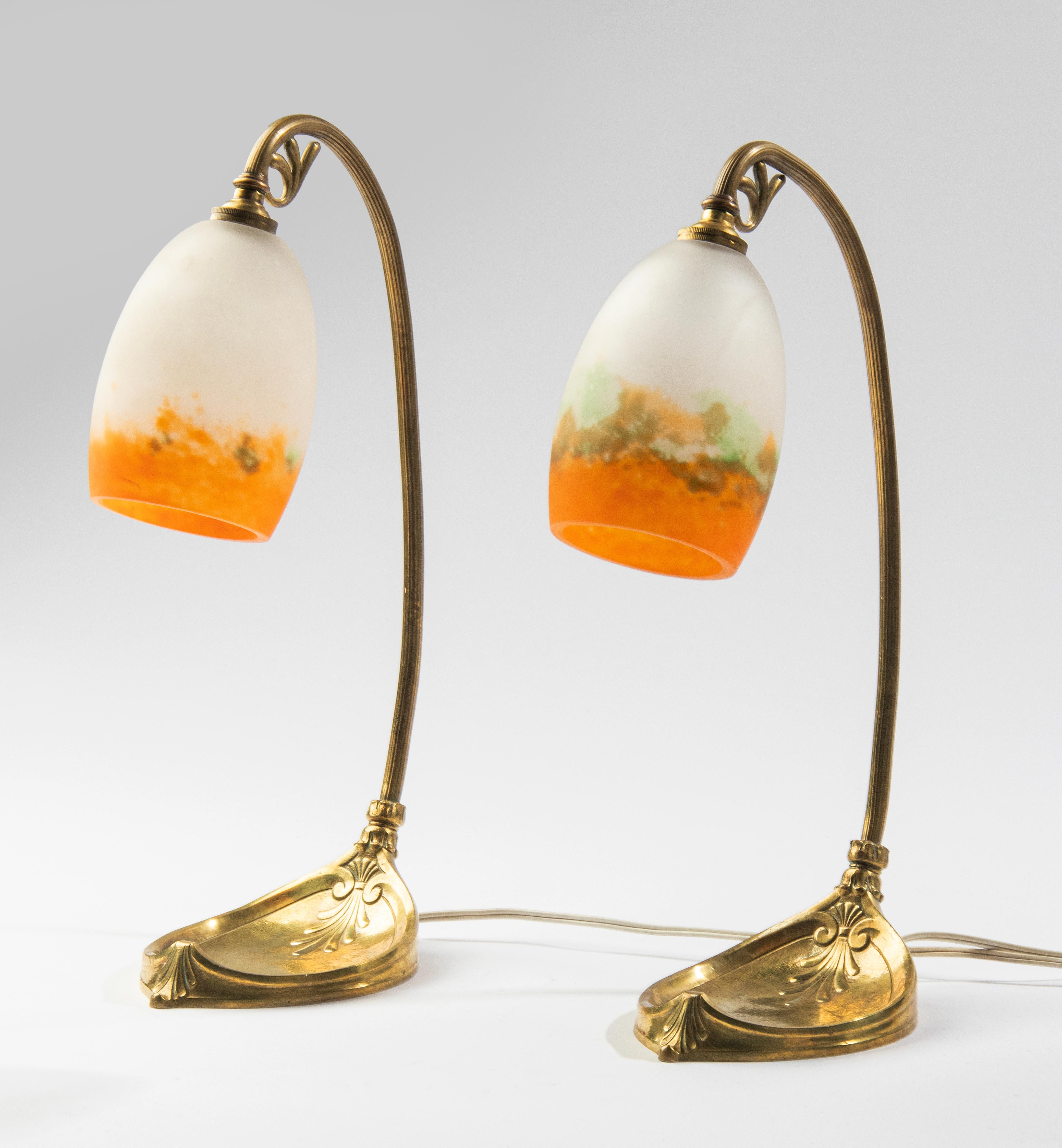Laiton Art Nouveau Paire de lampes de table en laiton Pate Glass Muller Frères en vente