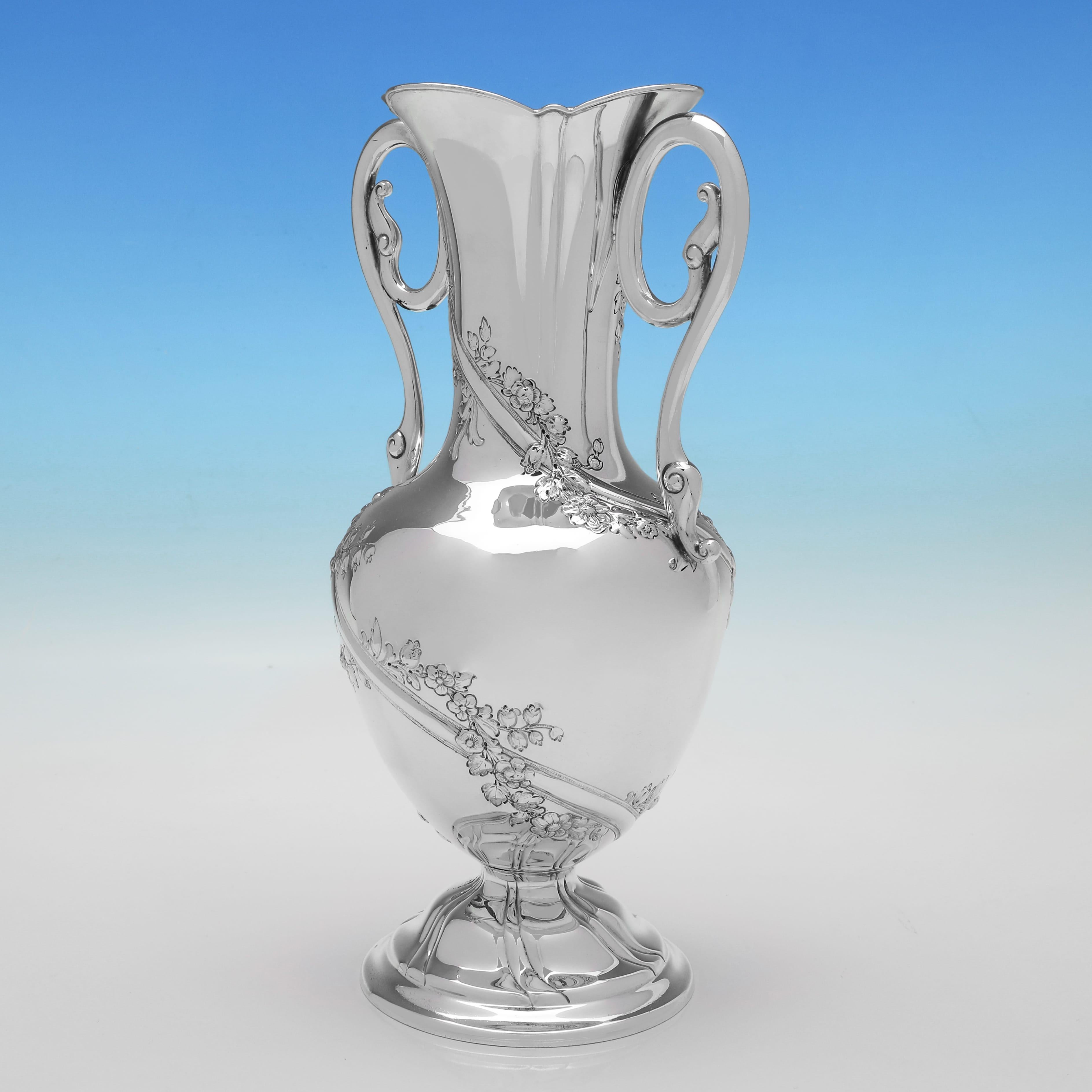 Edoardiano Coppia di vasi in argento Sterling di epoca Art Nouveau - Marchio di Londra del 1903 in vendita