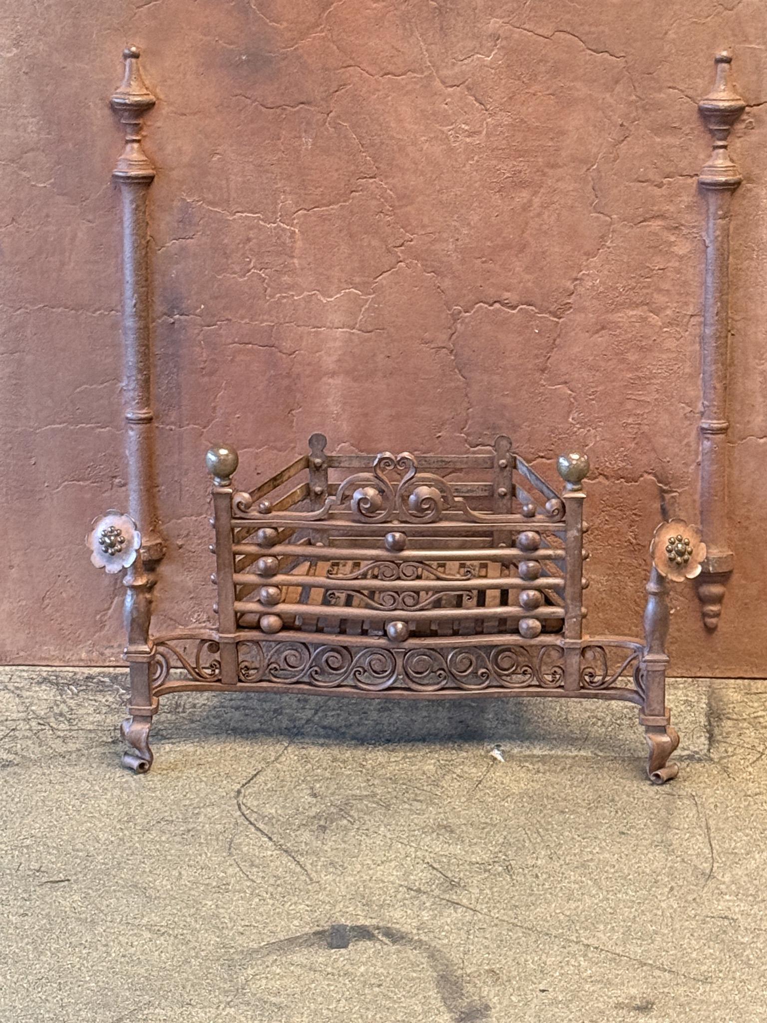 Jugendstil-Kaminholzrost 'Ringlever' aus den Niederlanden. Hergestellt aus wunderschön geschmiedetem und geschnitztem Schmiedeeisen. Der Zustand ist gut.

Leendert Ringlever (1885-1966) war ein niederländischer Schmied, der für seine Kunstfertigkeit