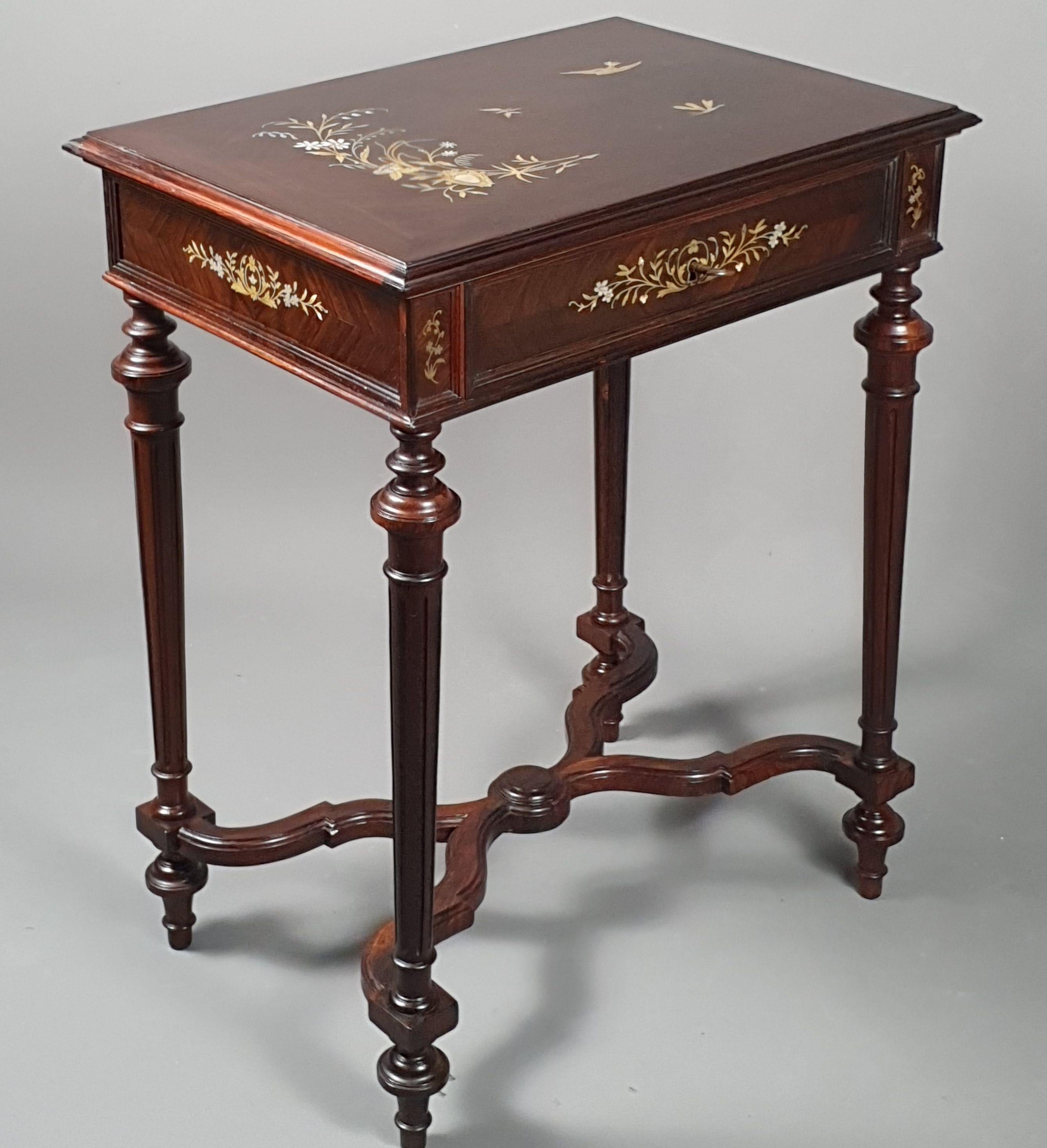 XIXe siècle Table d'appoint d'époque Art Nouveau en laiton et marqueterie de nacre en vente
