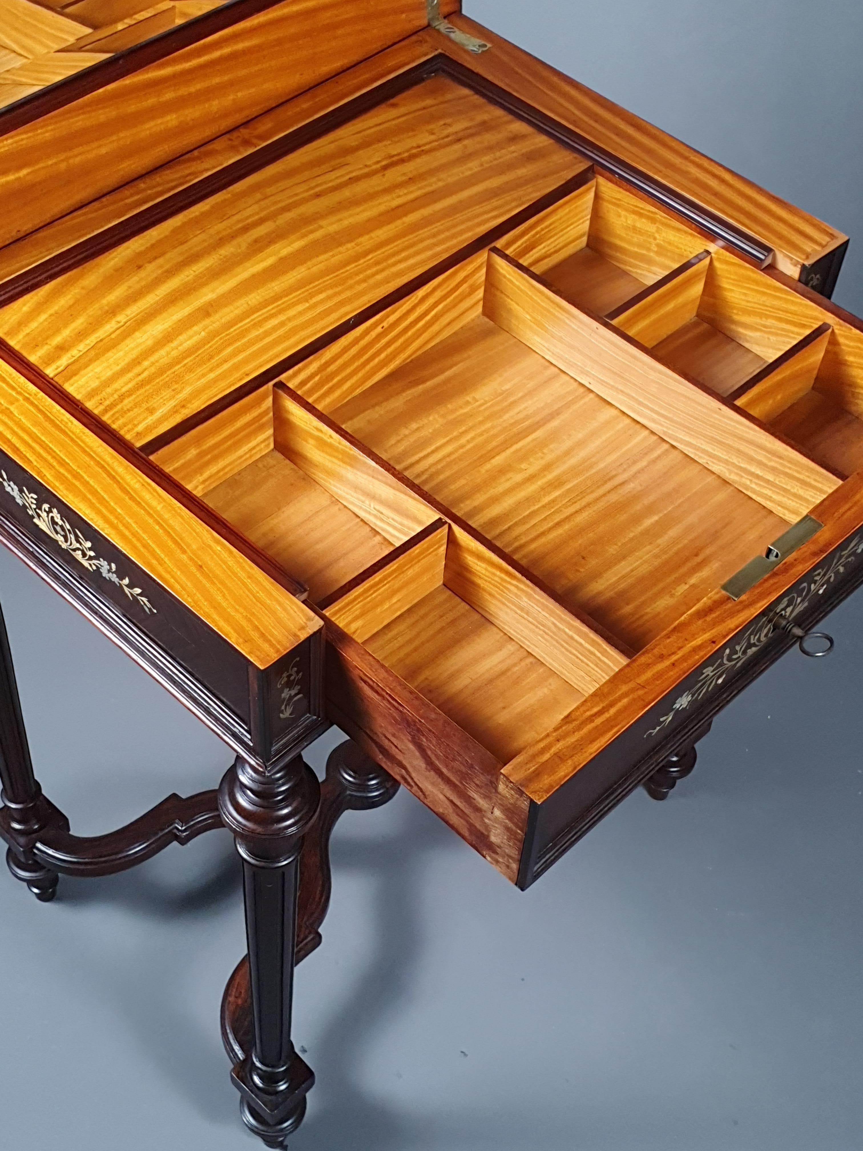 Laiton Table d'appoint d'époque Art Nouveau en laiton et marqueterie de nacre en vente