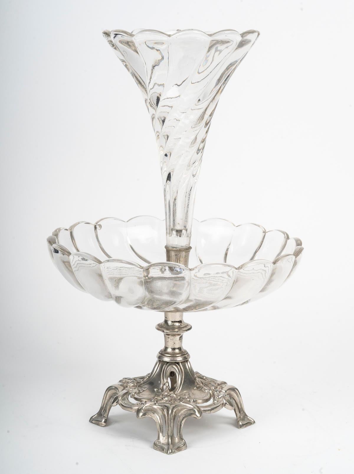 Soliflores aus versilbertem Metall und Kristall im Jugendstil.

Jugendstil-Soliflore, um 1900, aus versilbertem Metall und Kristall.
H: 35cm, T: 23cm