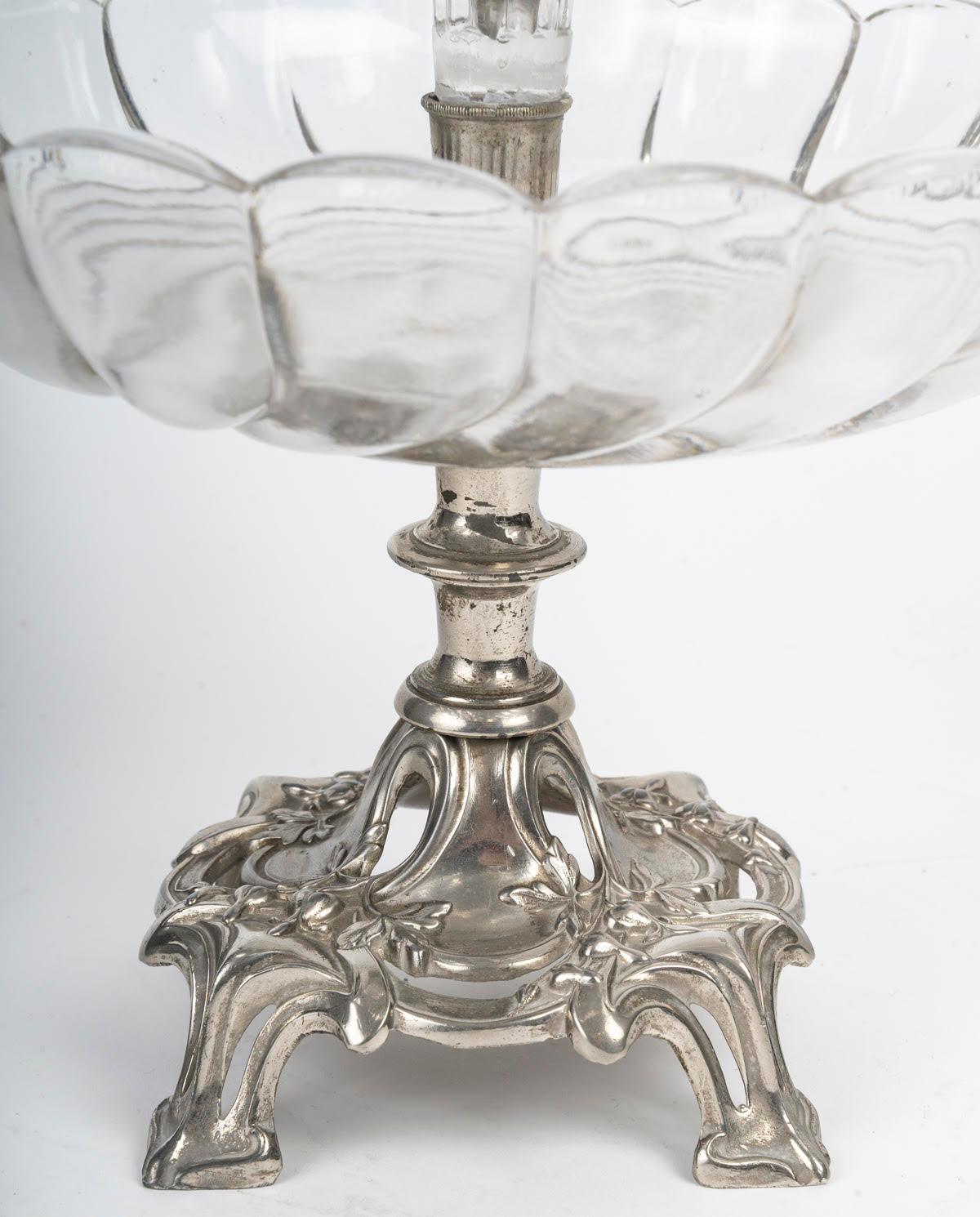 Jugendstil Versilbertes Metall und Kristall Soliflore Tafelaufsatz. (20. Jahrhundert) im Angebot