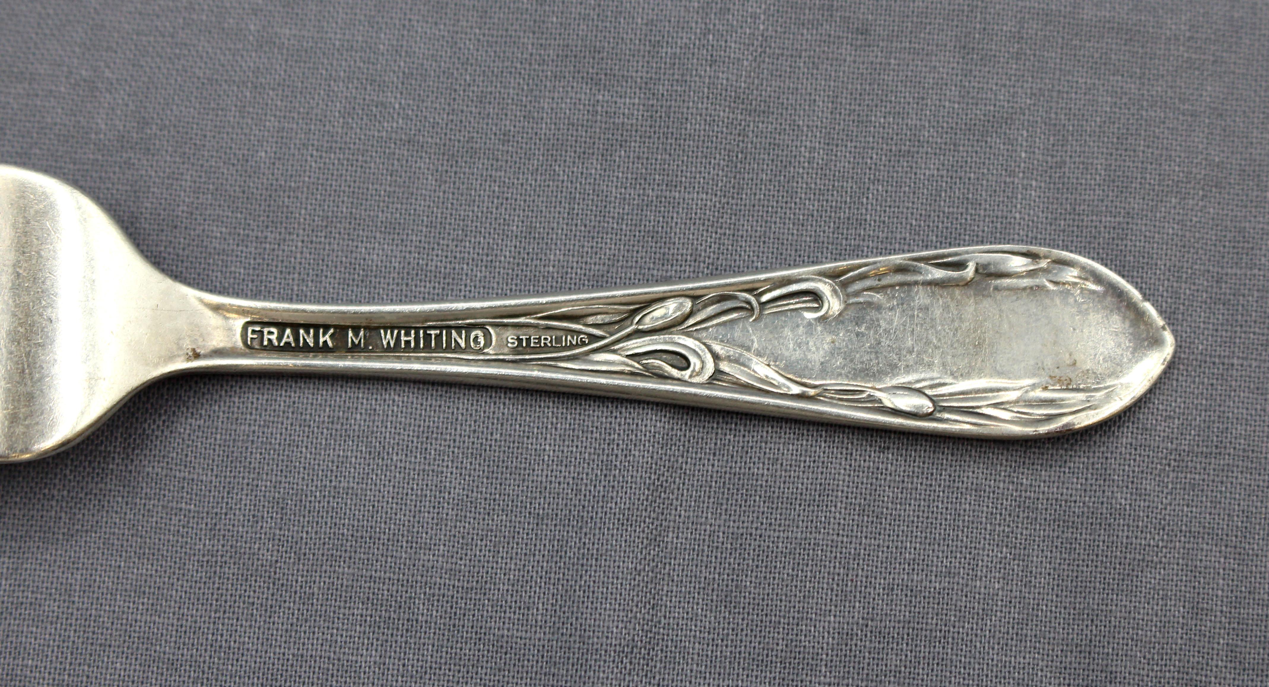 Empujador y tenedor para comida de bebé de plata de ley de la época Art Nouveau de F.M. Whiting Estadounidense en venta