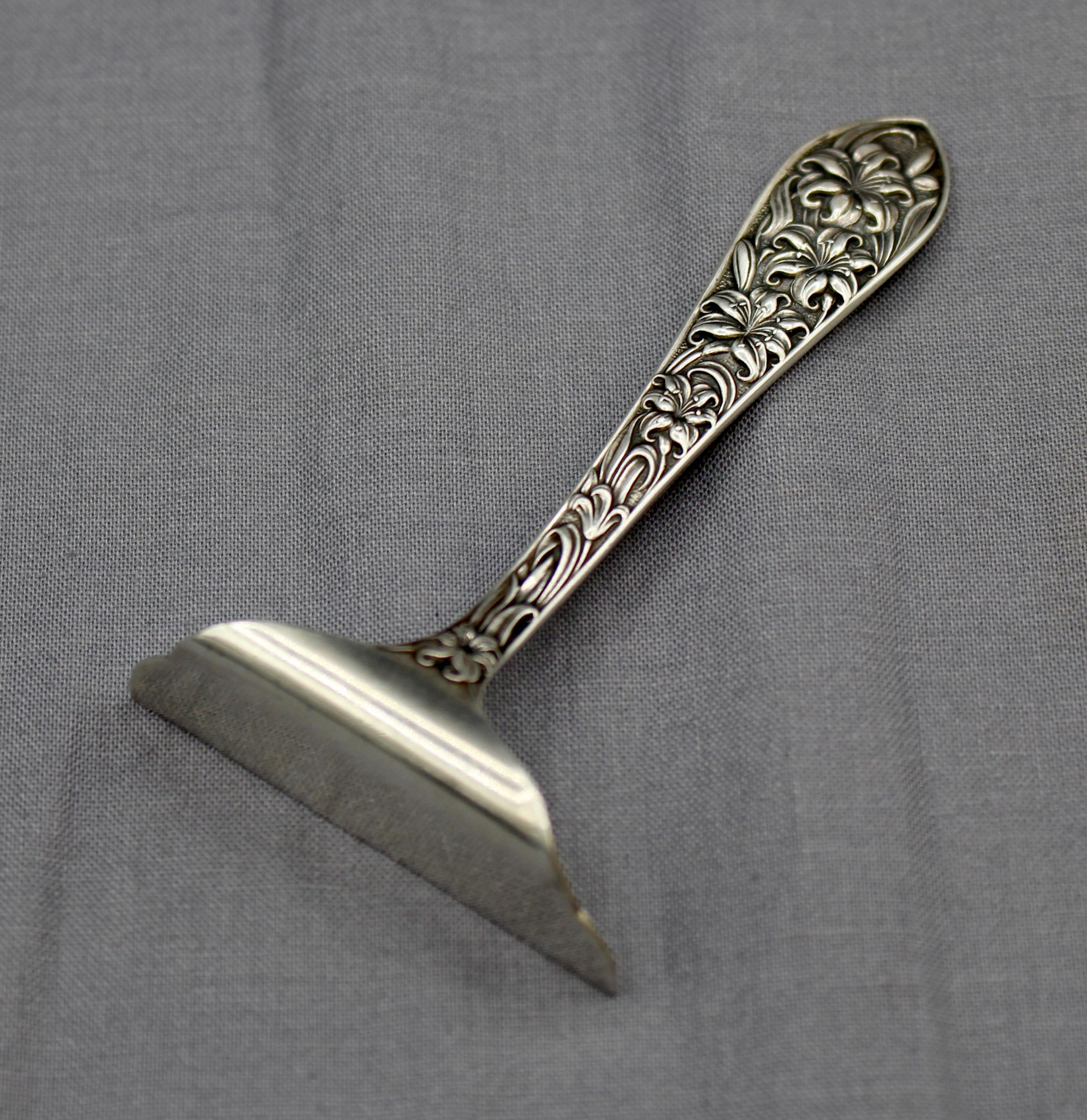 Empujador y tenedor para comida de bebé de plata de ley de la época Art Nouveau de F.M. Whiting en Bueno estado para la venta en Chapel Hill, NC