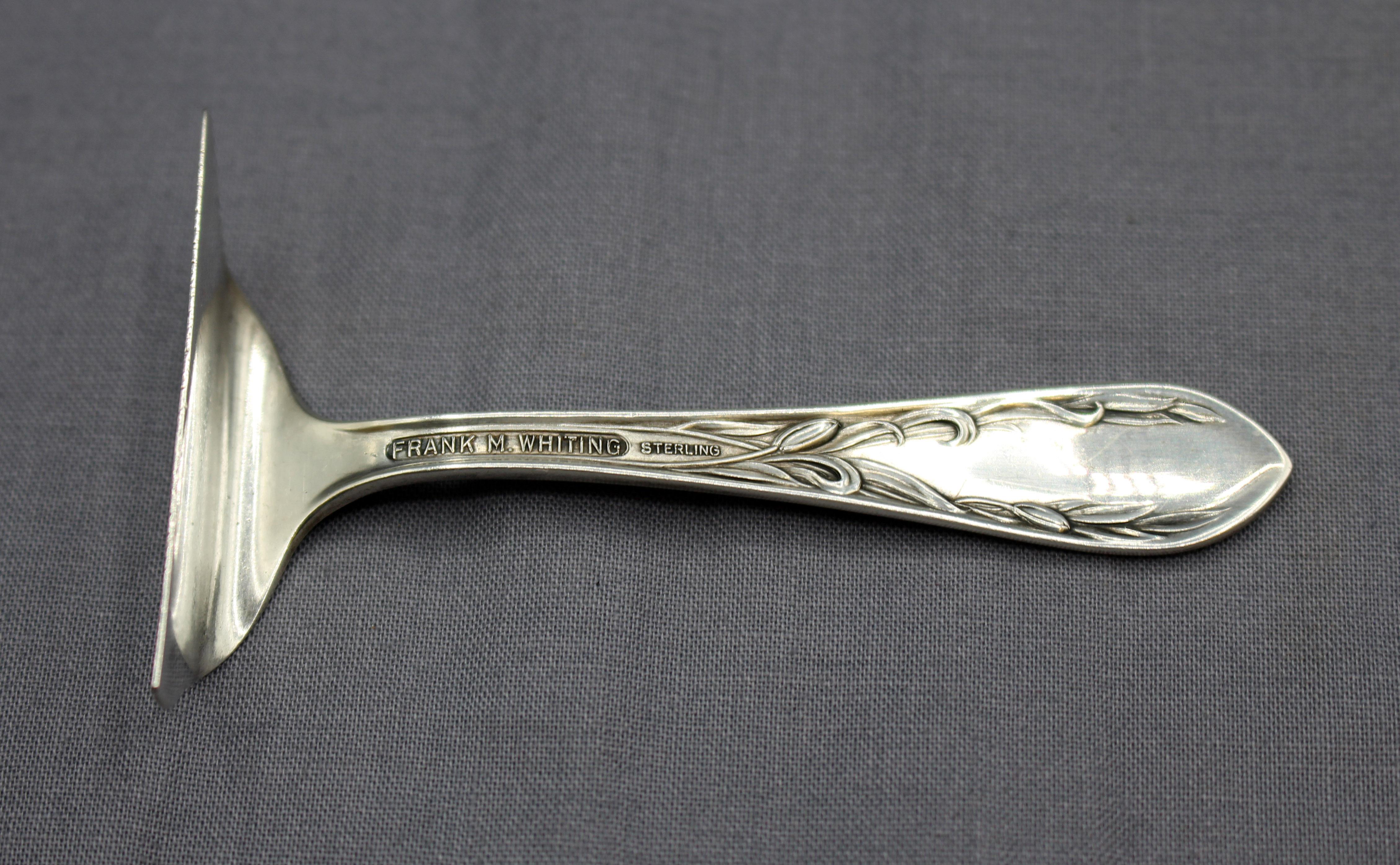 Empujador y tenedor para comida de bebé de plata de ley de la época Art Nouveau de F.M. Whiting siglo XIX en venta
