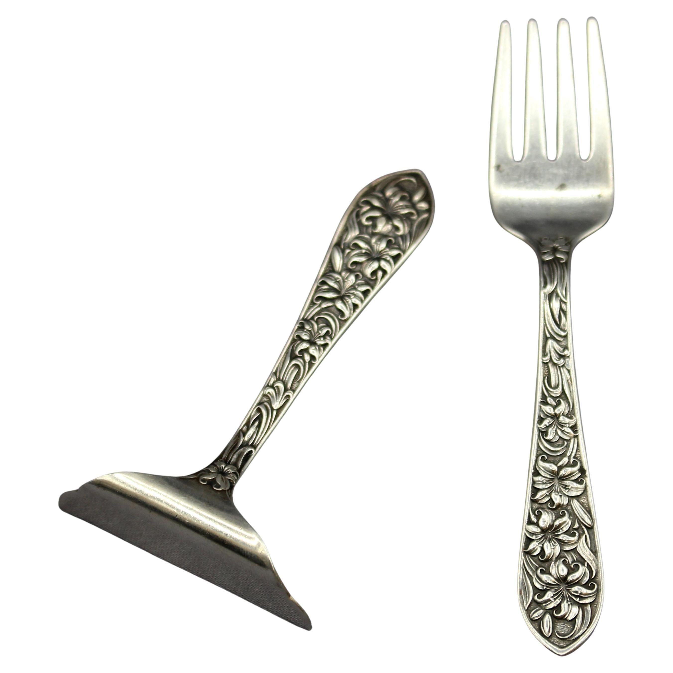 Empujador y tenedor para comida de bebé de plata de ley de la época Art Nouveau de F.M. Whiting en venta