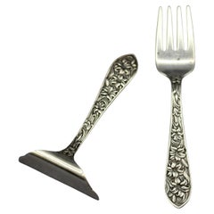 Empujador y tenedor para comida de bebé de plata de ley de la época Art Nouveau de F.M. Whiting