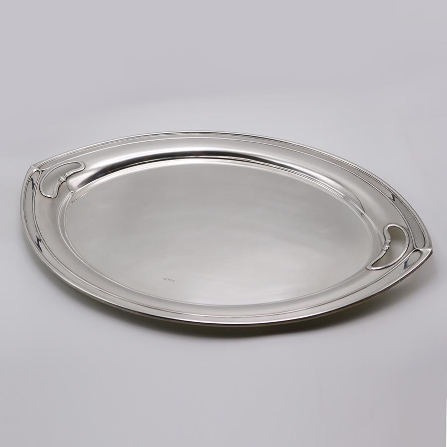 Un raffinato vassoio in argento sterling di epoca Art Nouveau proveniente dall'Inghilterra. 
Con marchi inglesi in argento fino: Corona, leone, lettera di data 
e marchio del produttore: W&H in una bandiera (Walker & Hall, Sheffield)
