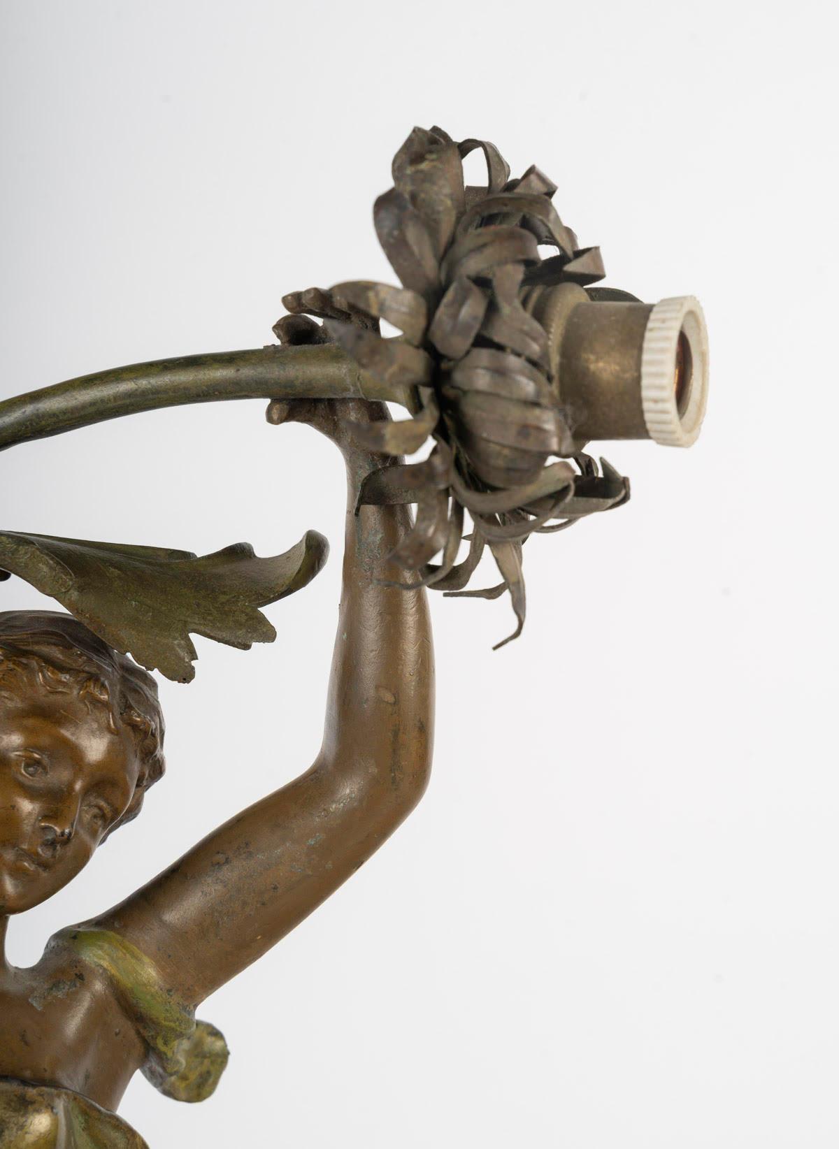 Francese Lampada da tavolo in stile Art Nouveau, circa 1900, raffigurante una donna con una ninfea. in vendita