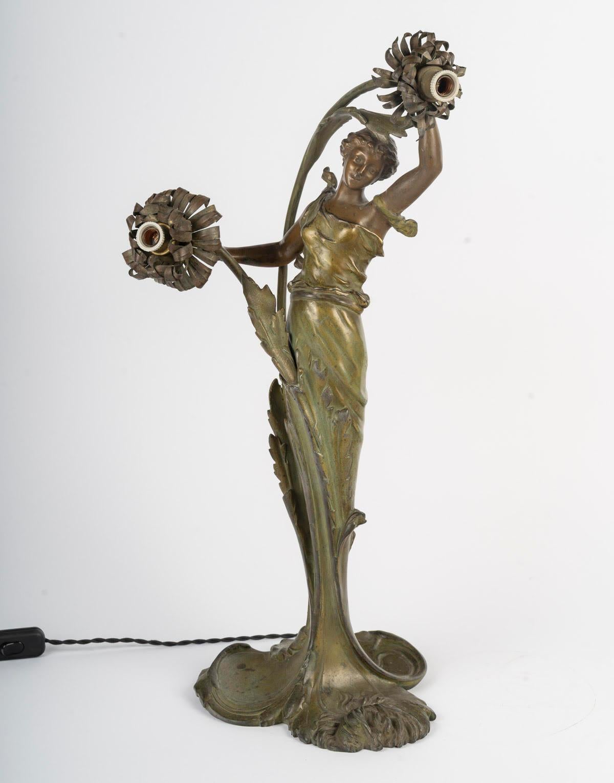 Metallo Lampada da tavolo in stile Art Nouveau, circa 1900, raffigurante una donna con una ninfea. in vendita