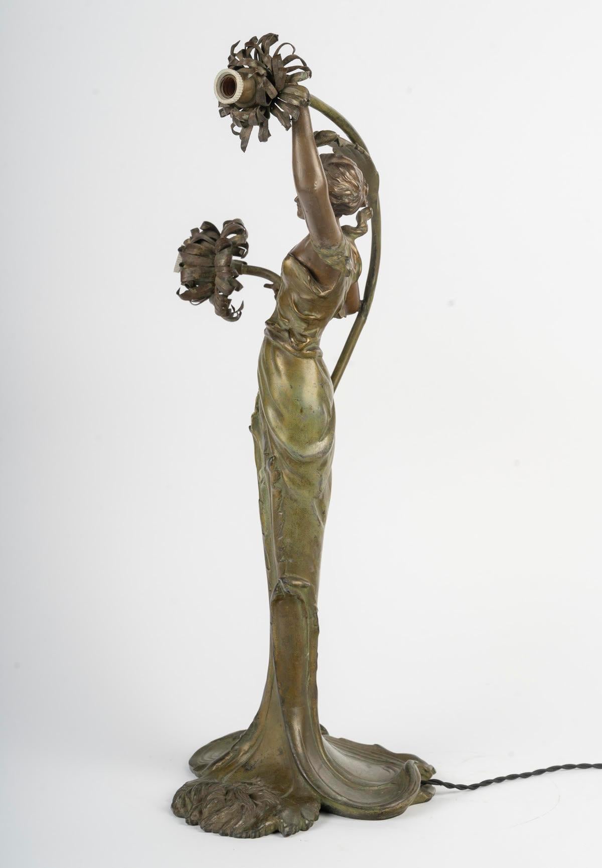 Lampada da tavolo in stile Art Nouveau, circa 1900, raffigurante una donna con una ninfea. in vendita 1