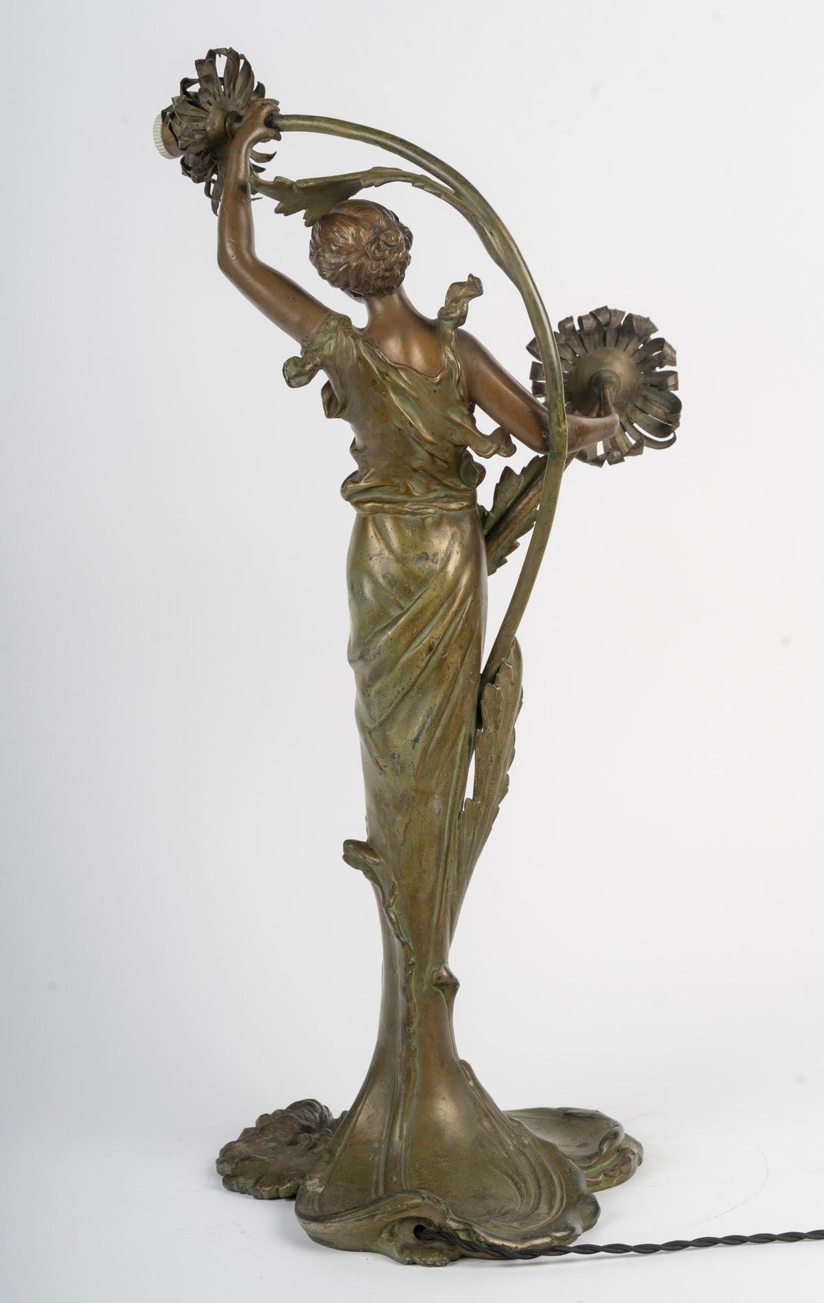 Lampada da tavolo in stile Art Nouveau, circa 1900, raffigurante una donna con una ninfea. in vendita 2