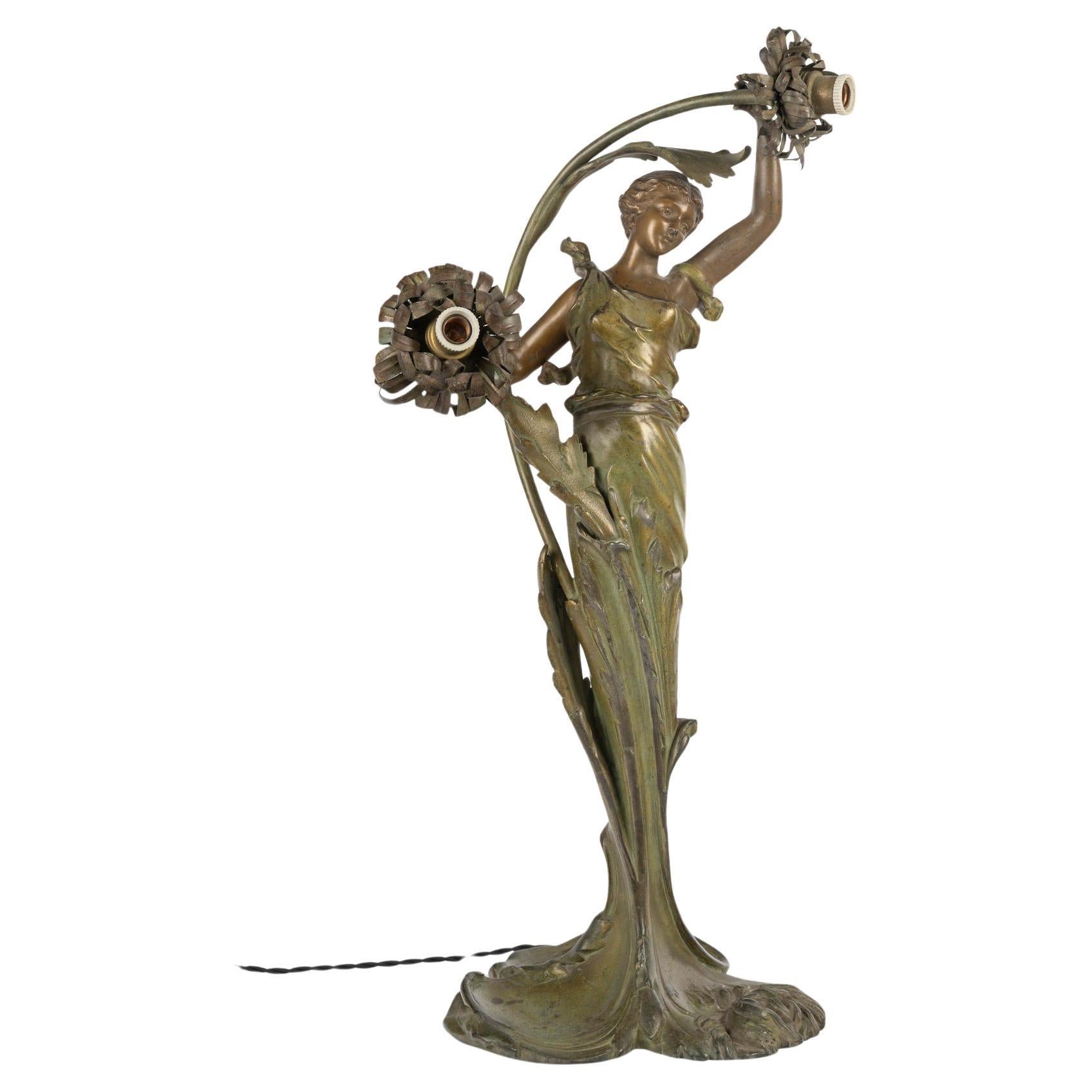 Lampada da tavolo in stile Art Nouveau, circa 1900, raffigurante una donna con una ninfea.