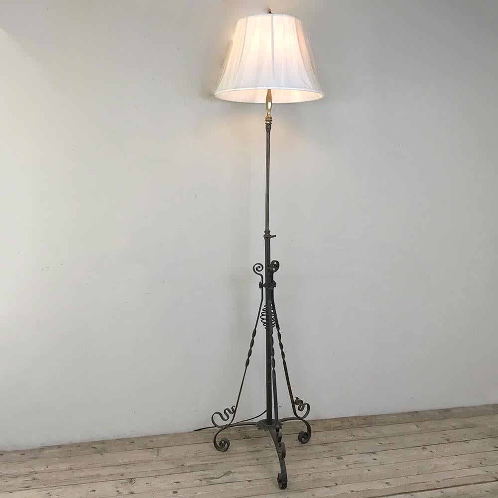 Lámpara de pie de hierro forjado de época Art Nouveau en venta 4